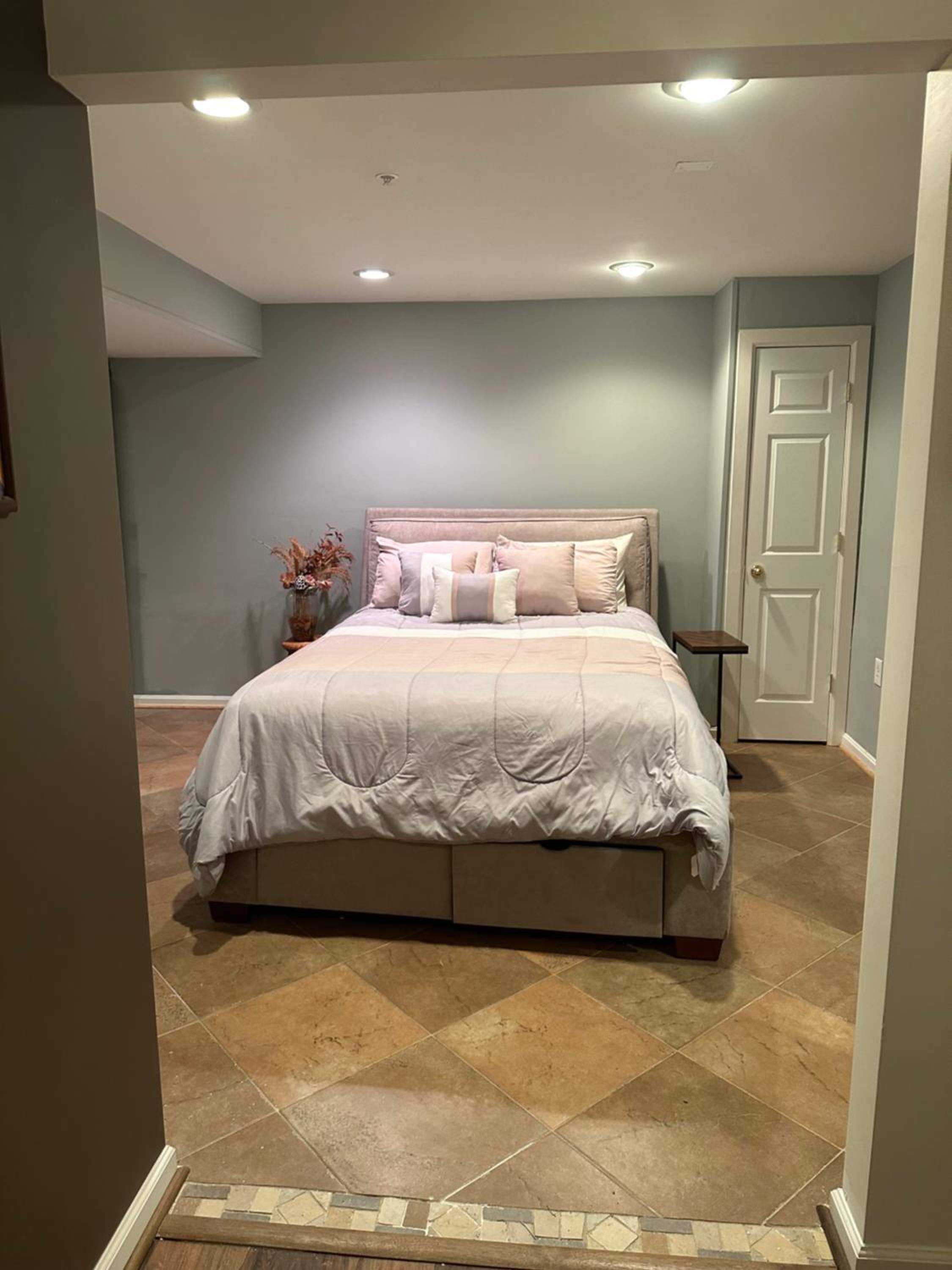 Queen Room photo 2