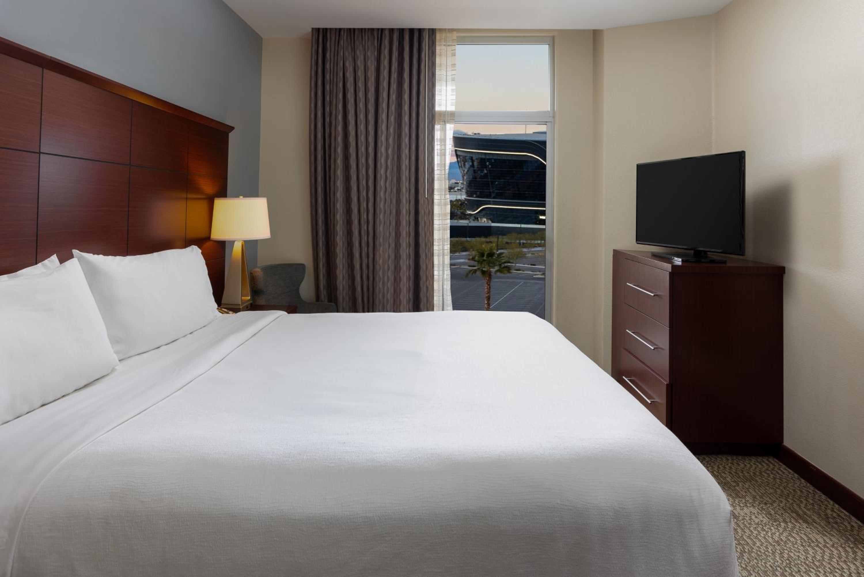 One-Bedroom King Suite with City View - Photo 5