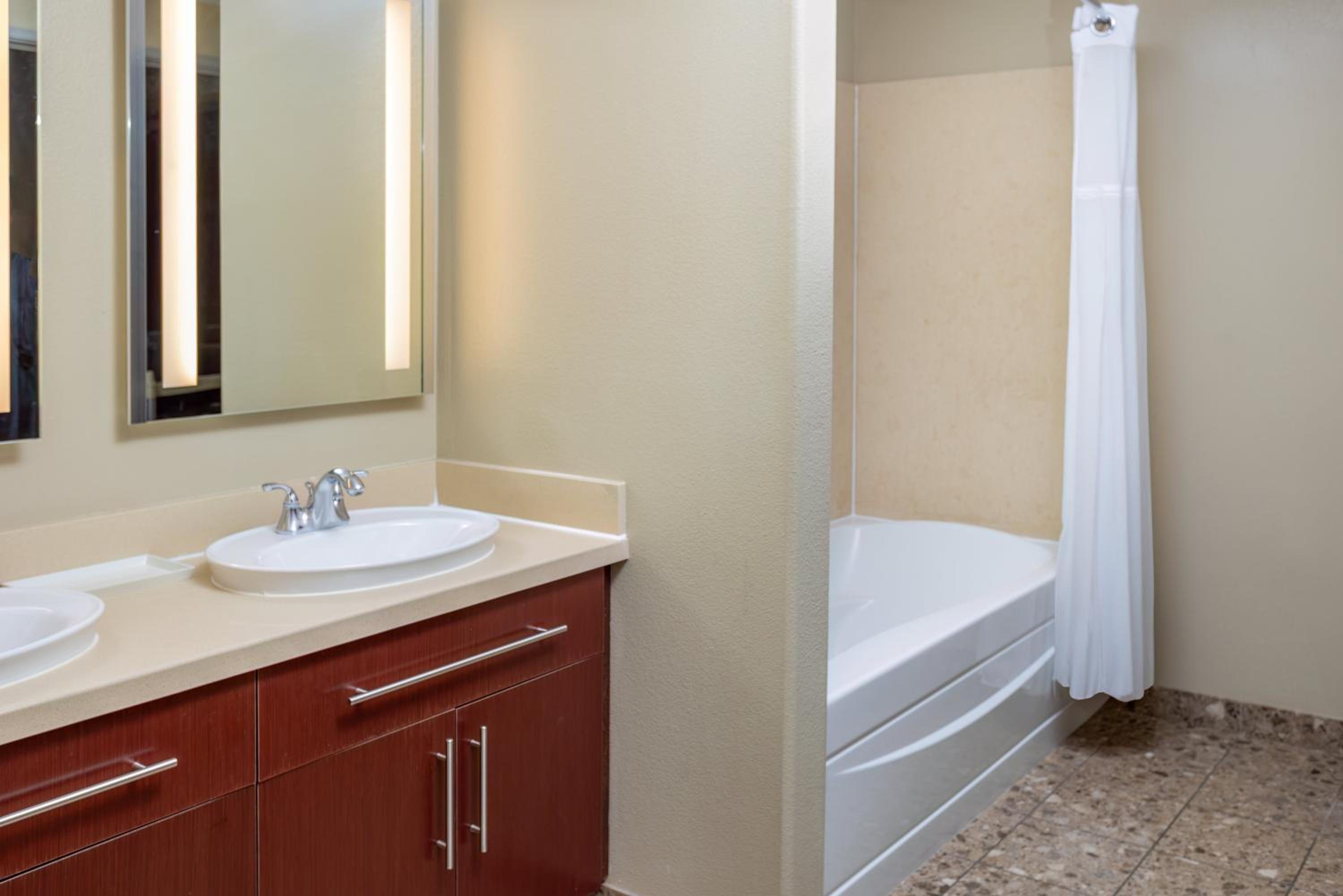 One-Bedroom Suite - Photo 2