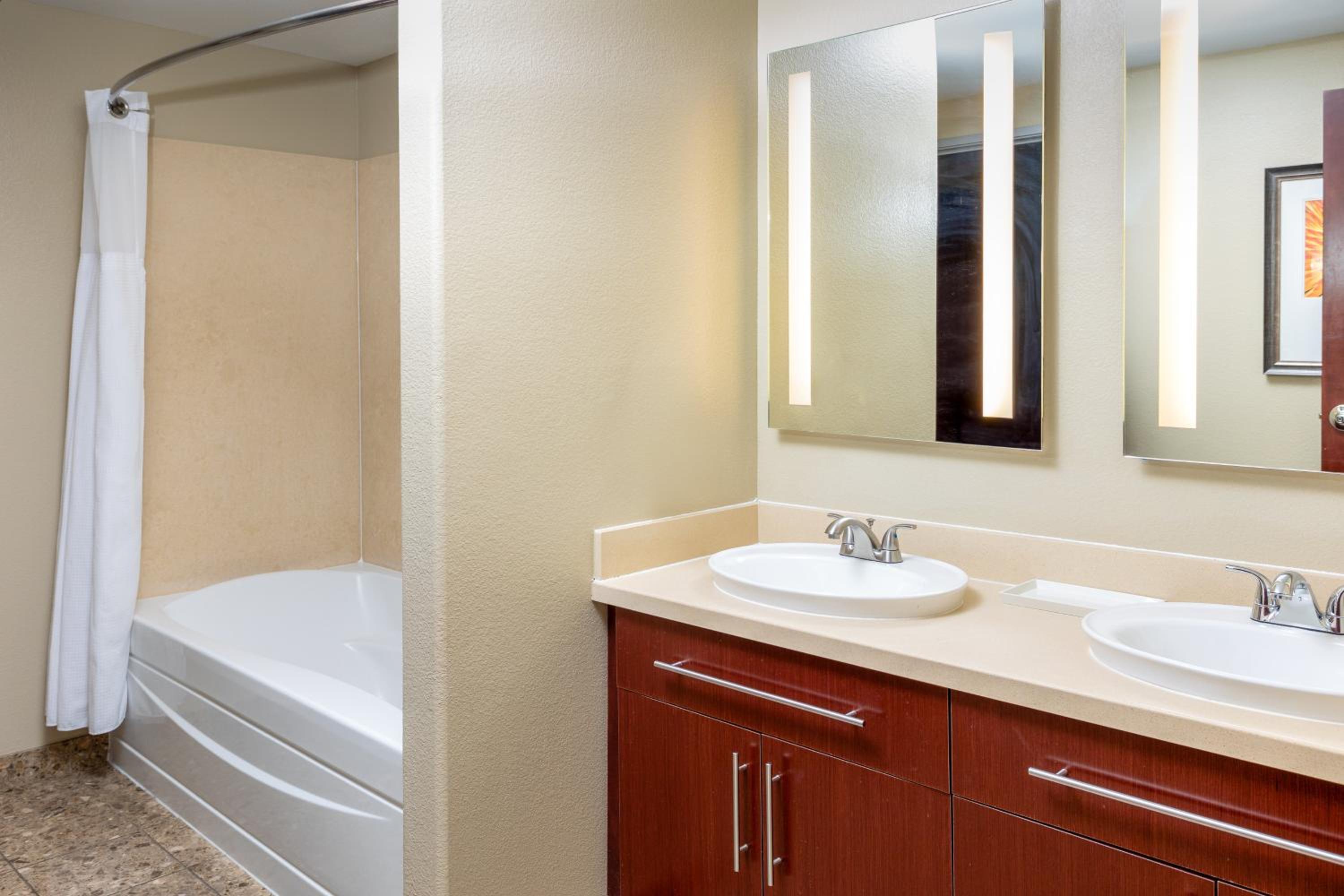 One-Bedroom King Suite with City View - Photo 7