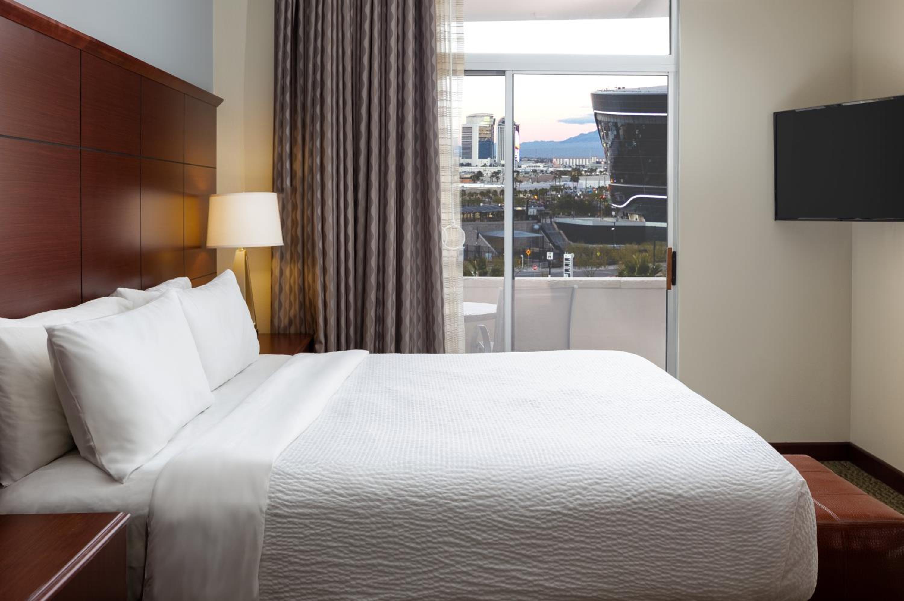 One-Bedroom King Suite with Sofa Bed and City View - Photo 7