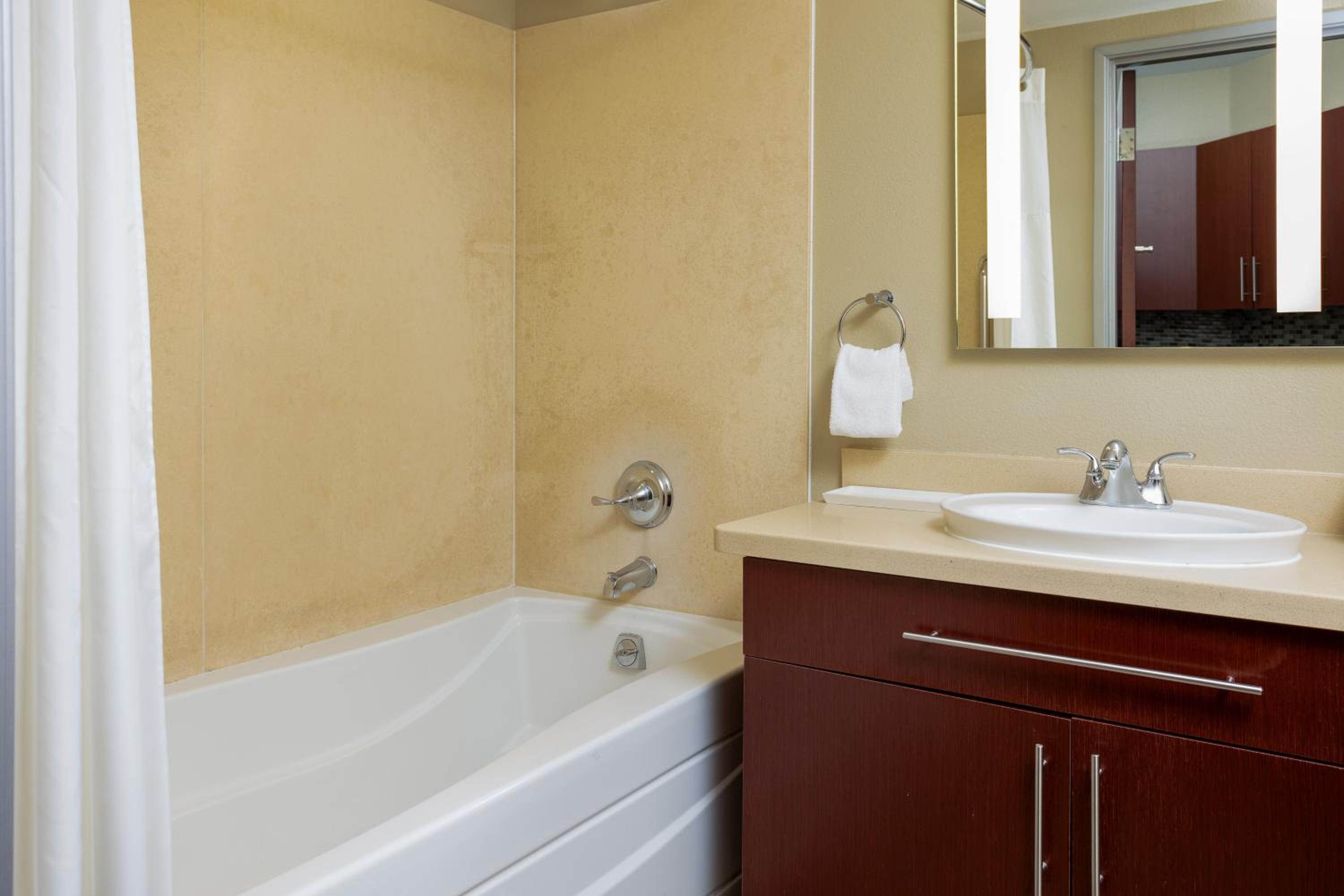 Studio Queen Suite with Two Queen Beds and City View - Photo 4