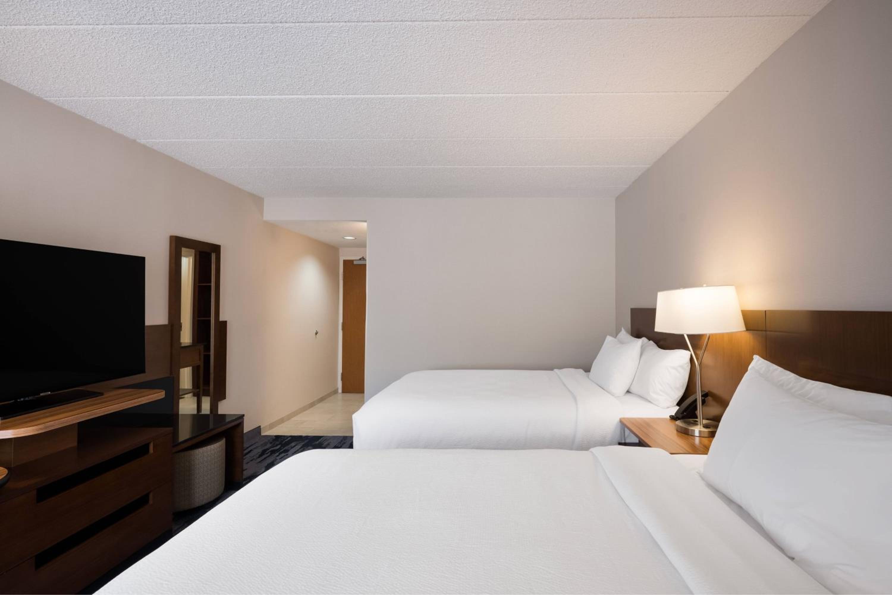 Standard Queen Room with Two Queen Beds - Photo 7