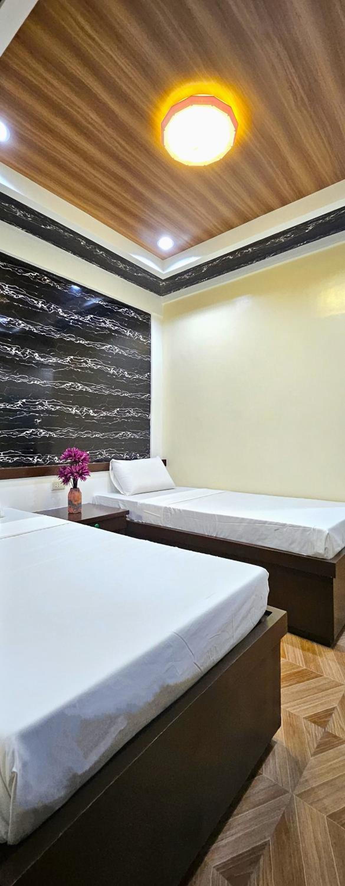 Economy Twin Room - Photo 3