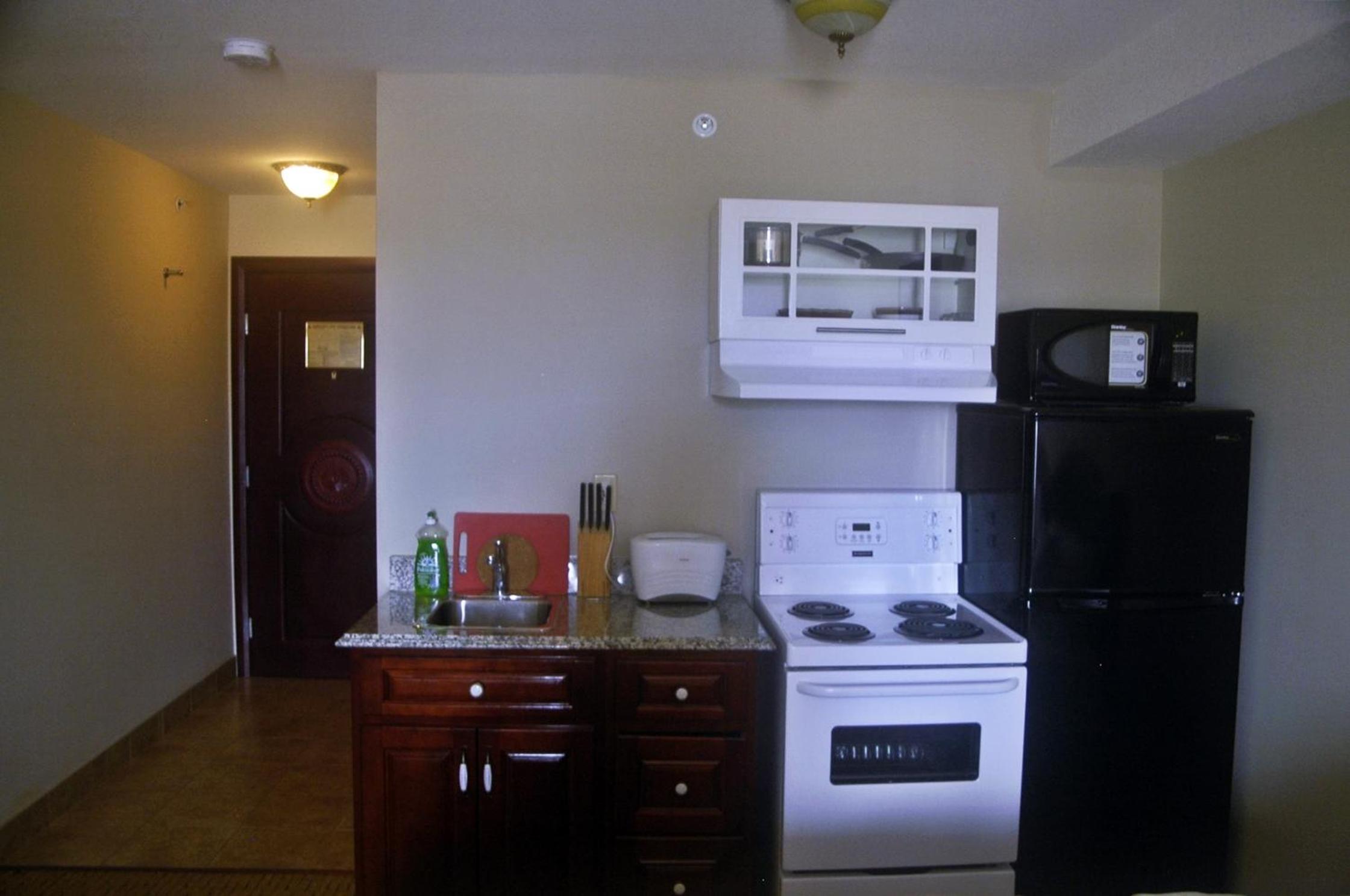 Deluxe Queen Studio with Two Queen Beds - Non-Smoking - Photo 4