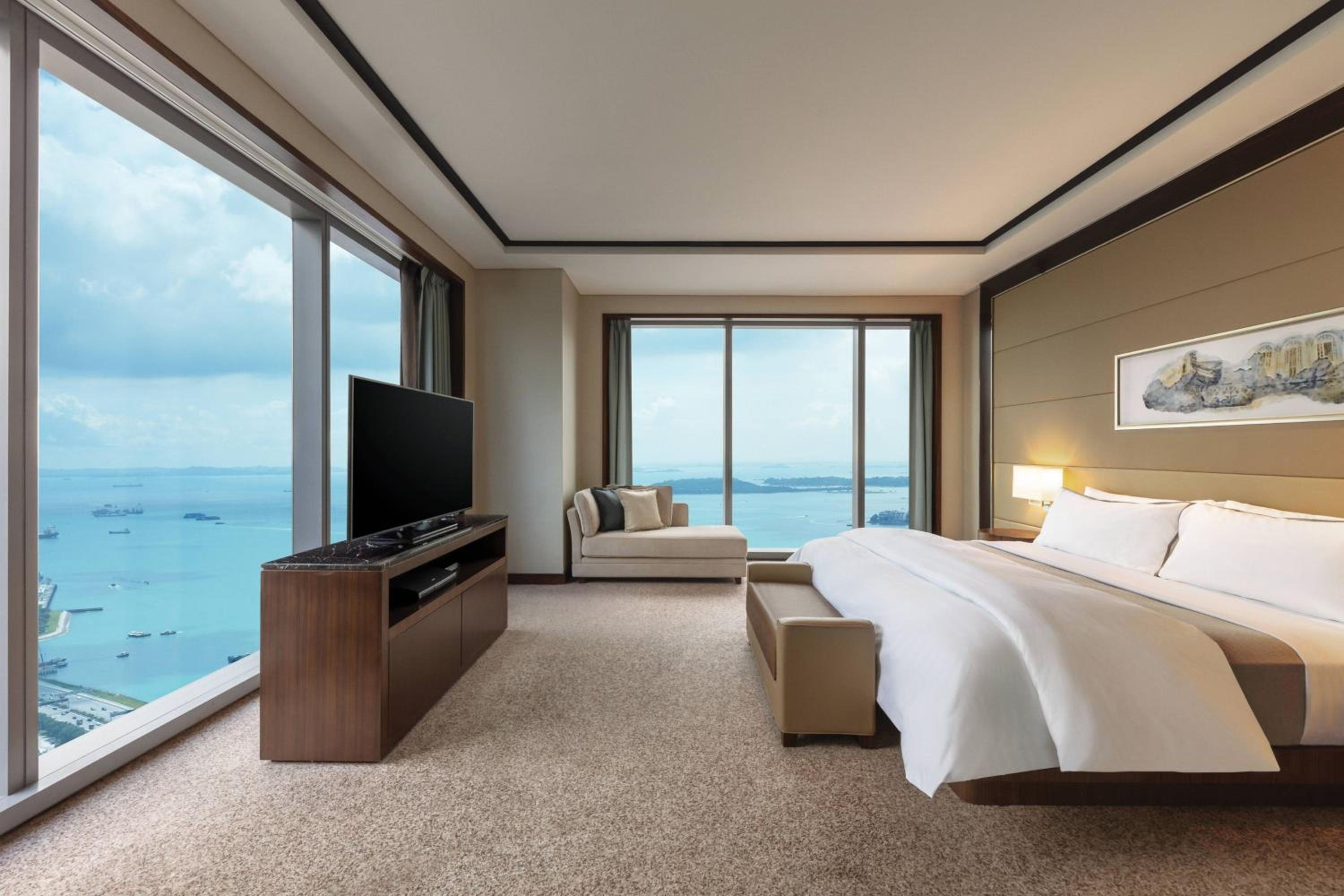 Harbourview, Large Bedroom Suite, King Bed, Club Lounge Access