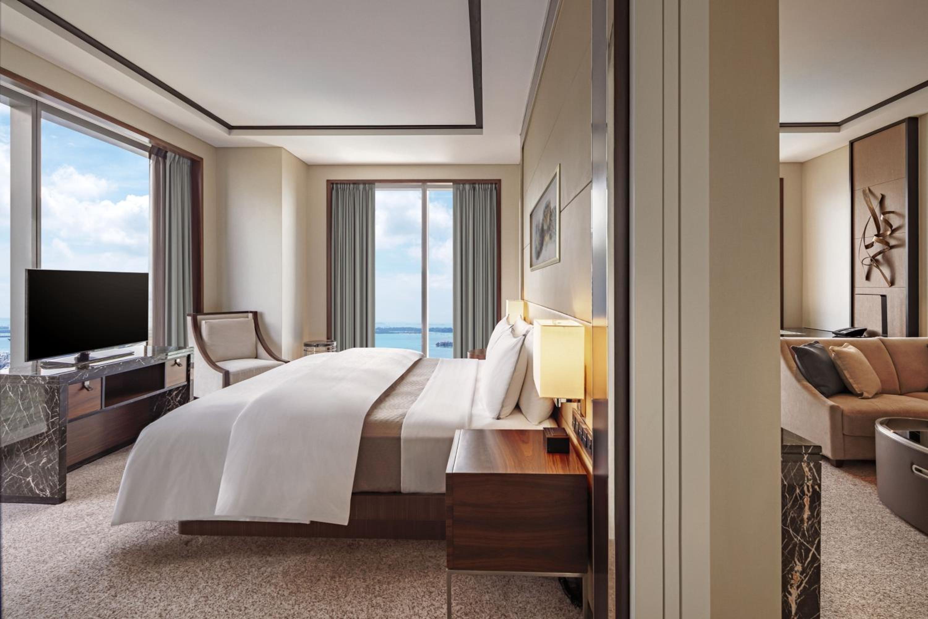 Executive Bedroom Suite, King Bed, Club Lounge Access photo 3