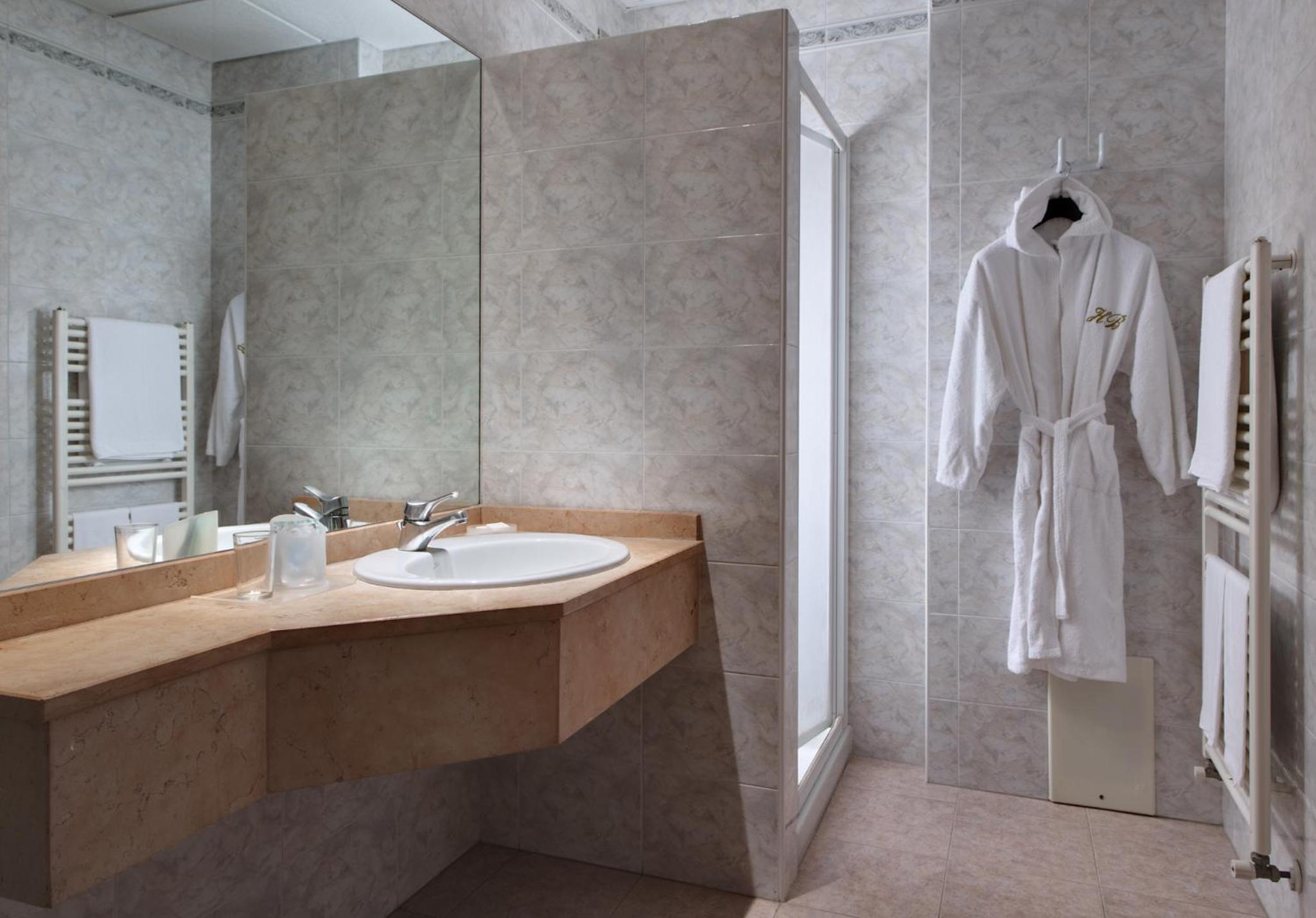 Double or Twin Room - Photo 2