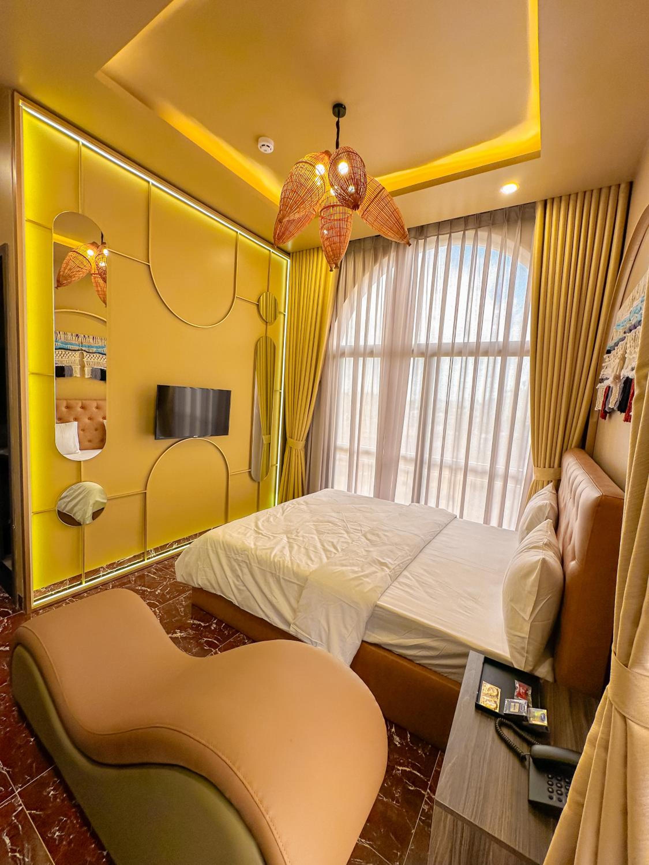 Queen Room photo 2