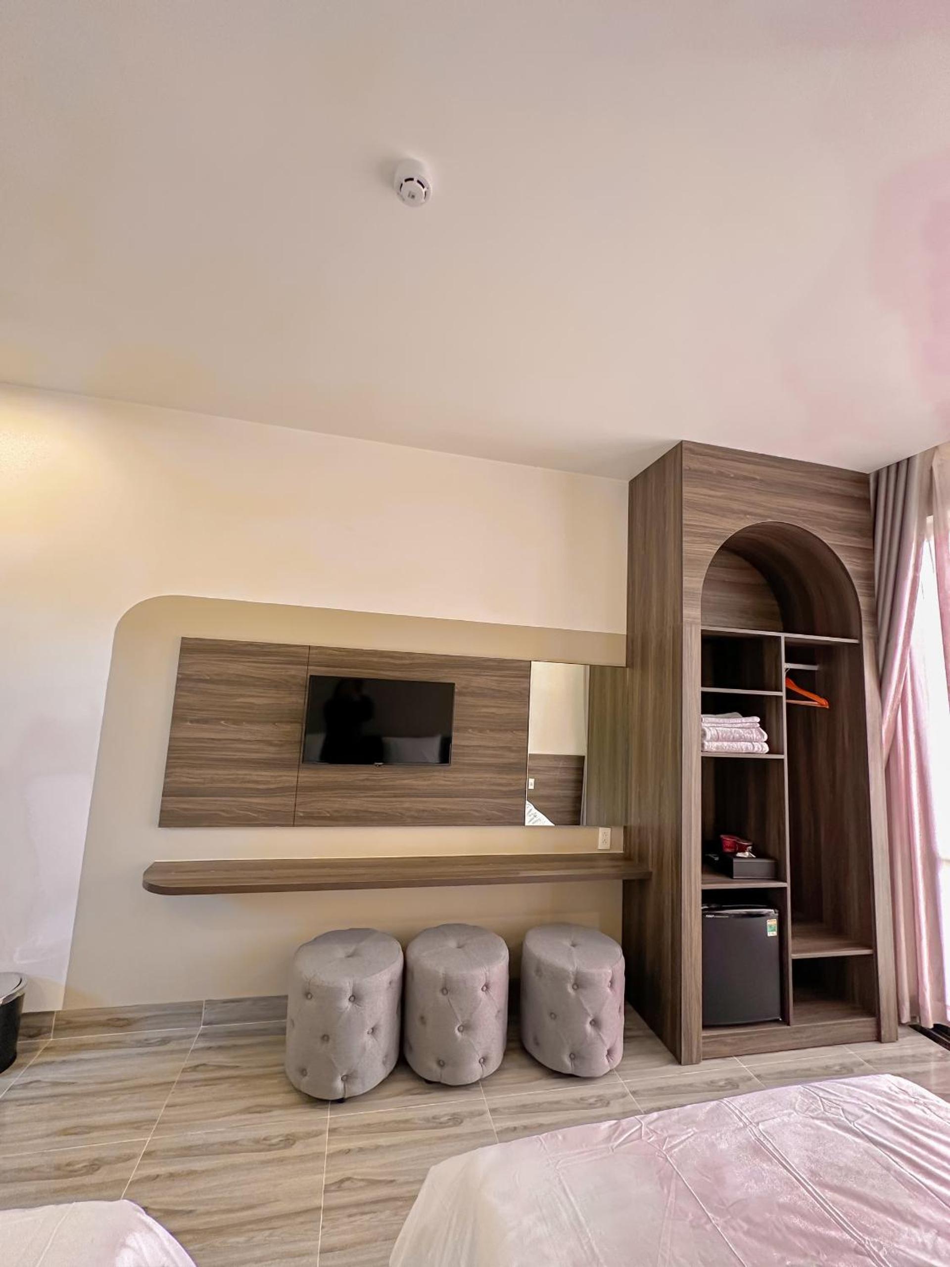 Superior Family Room - Photo 2