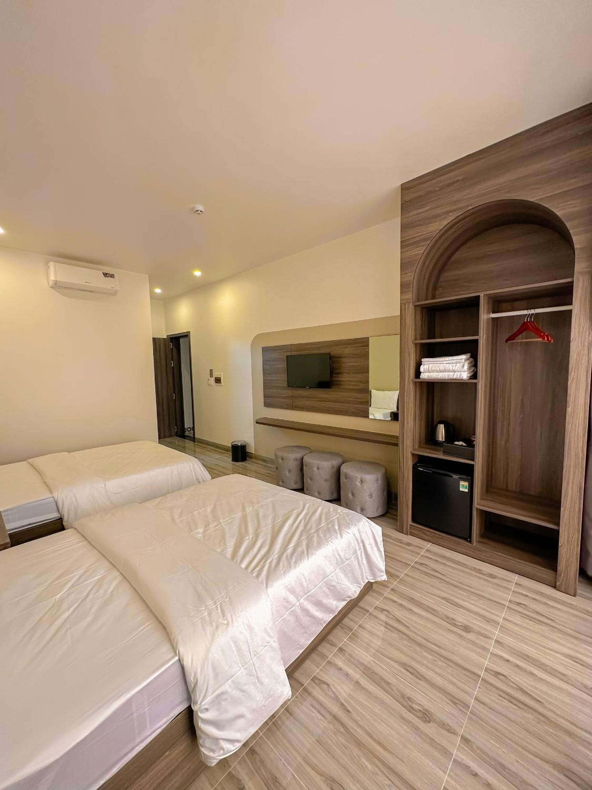 Superior Family Room - Photo 7