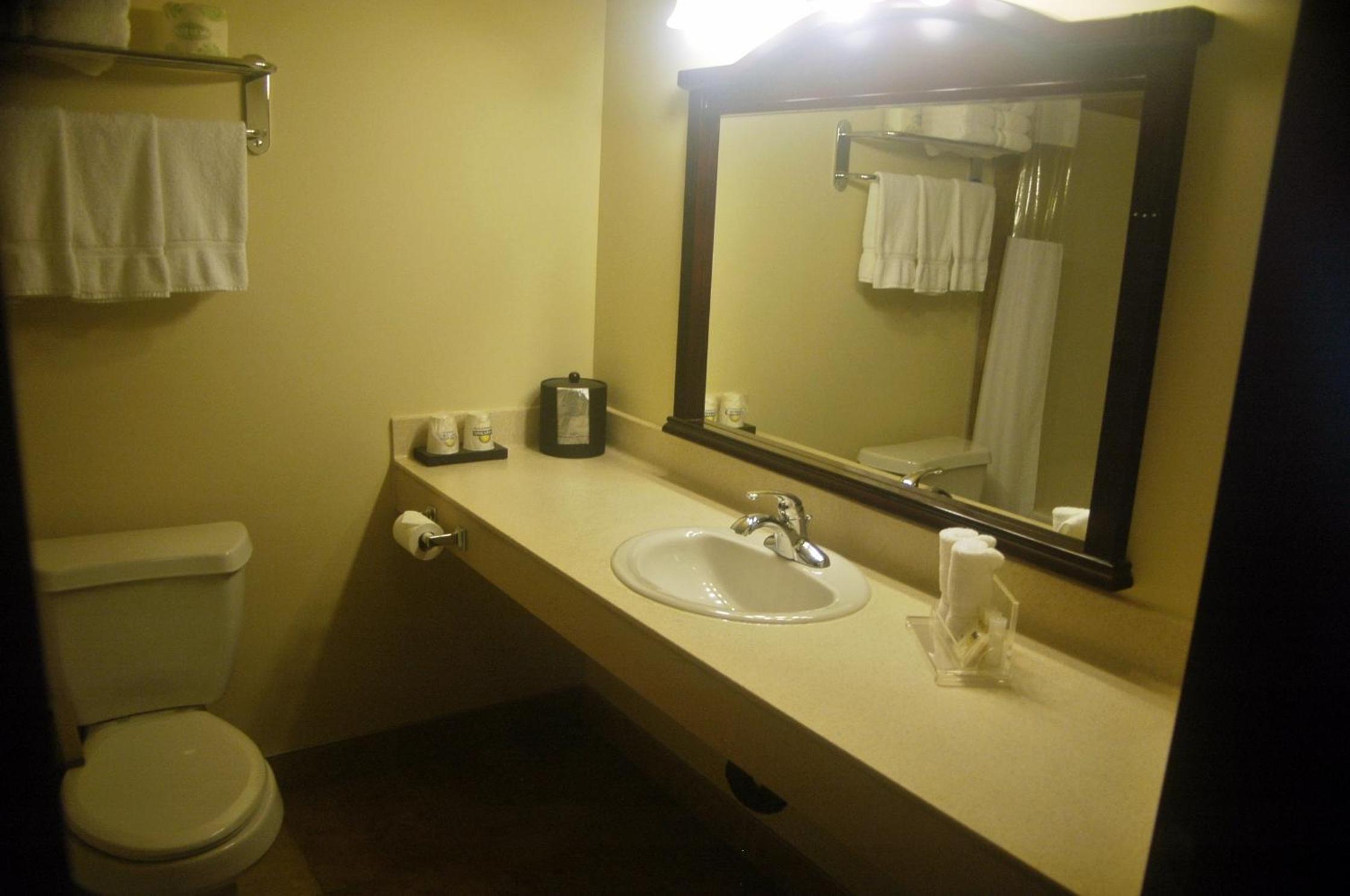 Queen Room with Two Queen Beds - Non-Smoking - Photo 4
