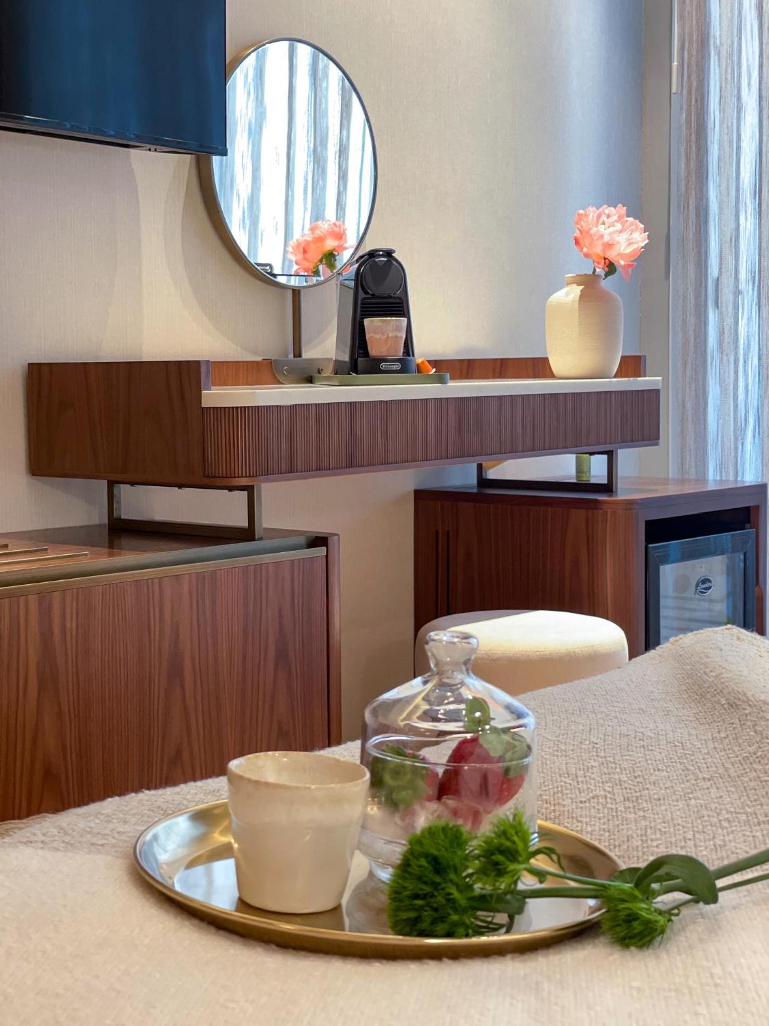 Deluxe Room with Balcony and Sea View