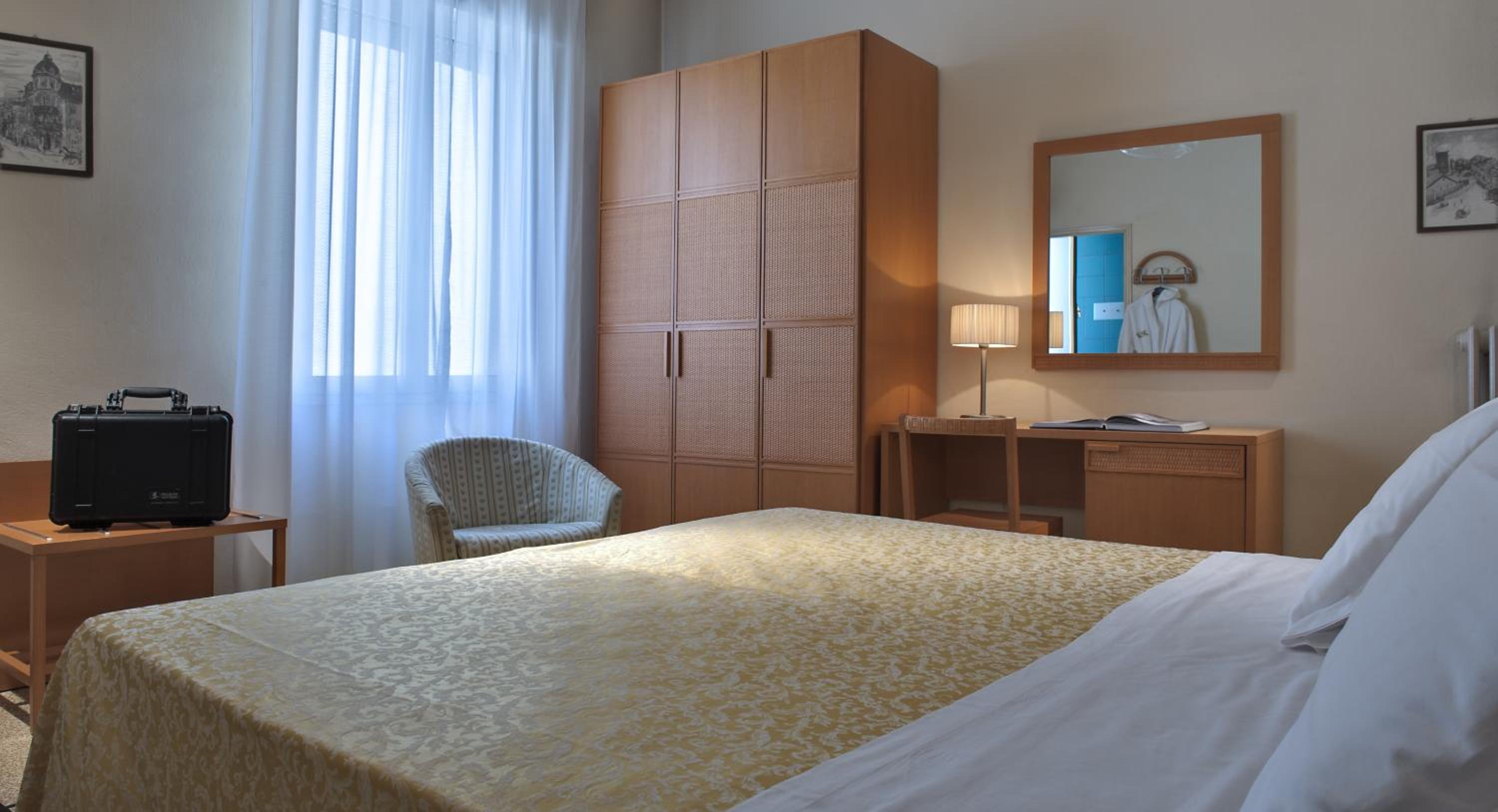 Double or Twin Room - Photo 3