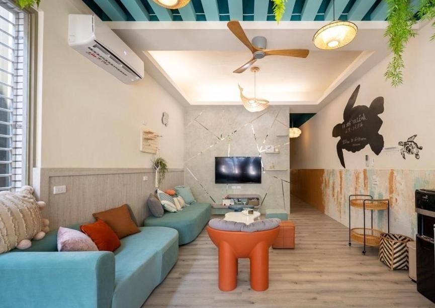 Six-Bedroom House - Photo 2