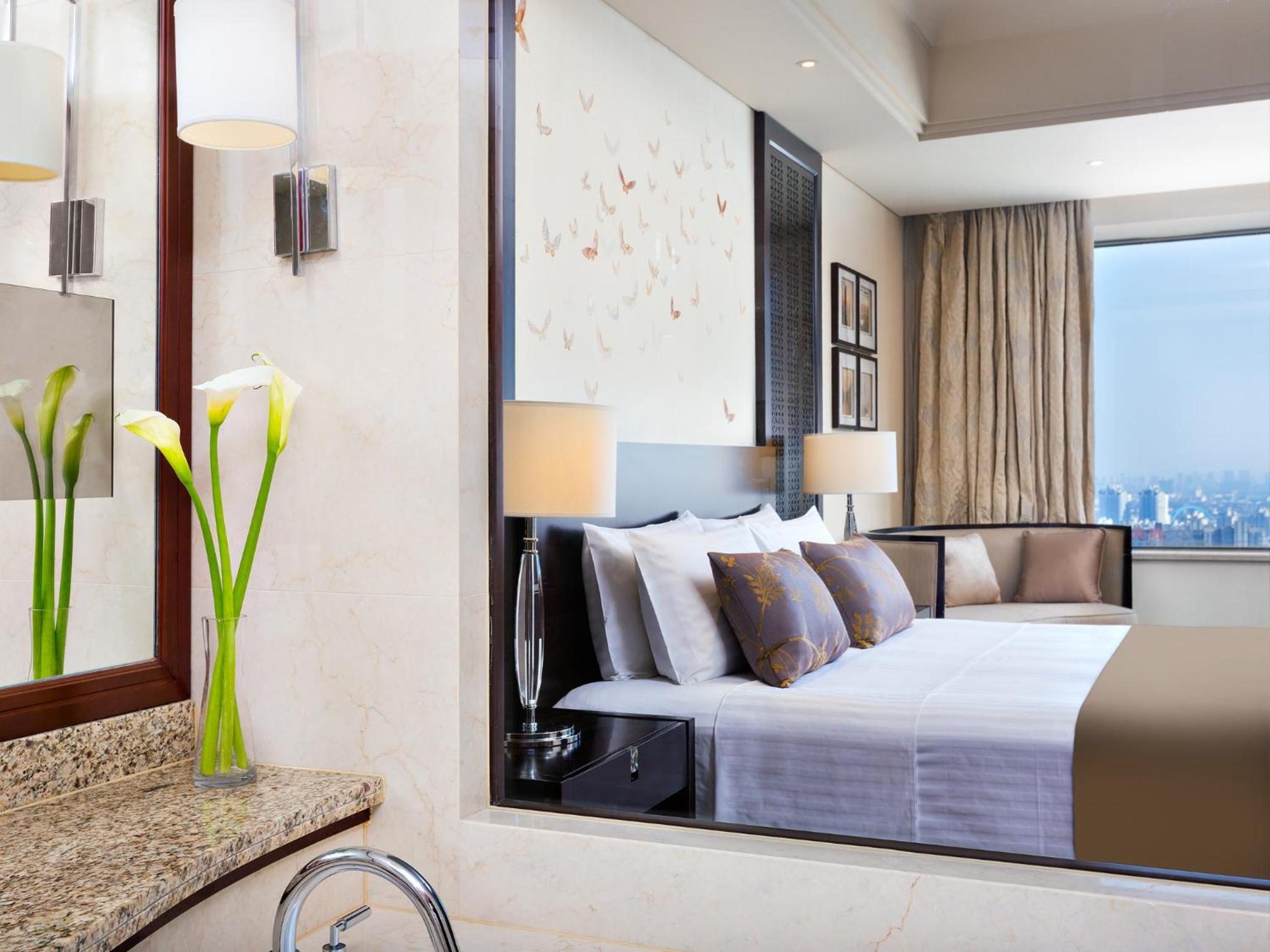 Classic King Room - Club Lounge Access - Photo 3