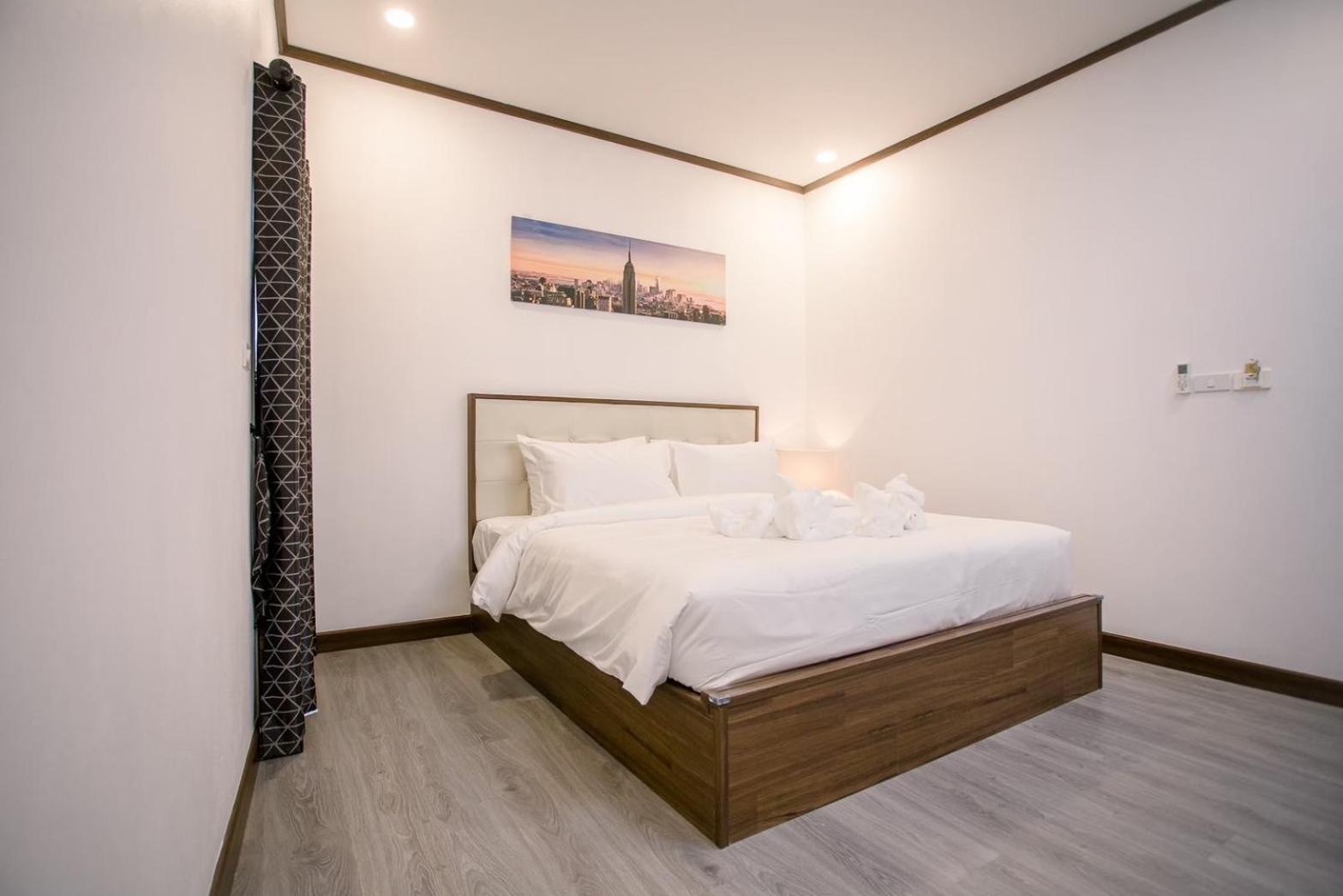 Deluxe King Room - Photo 1