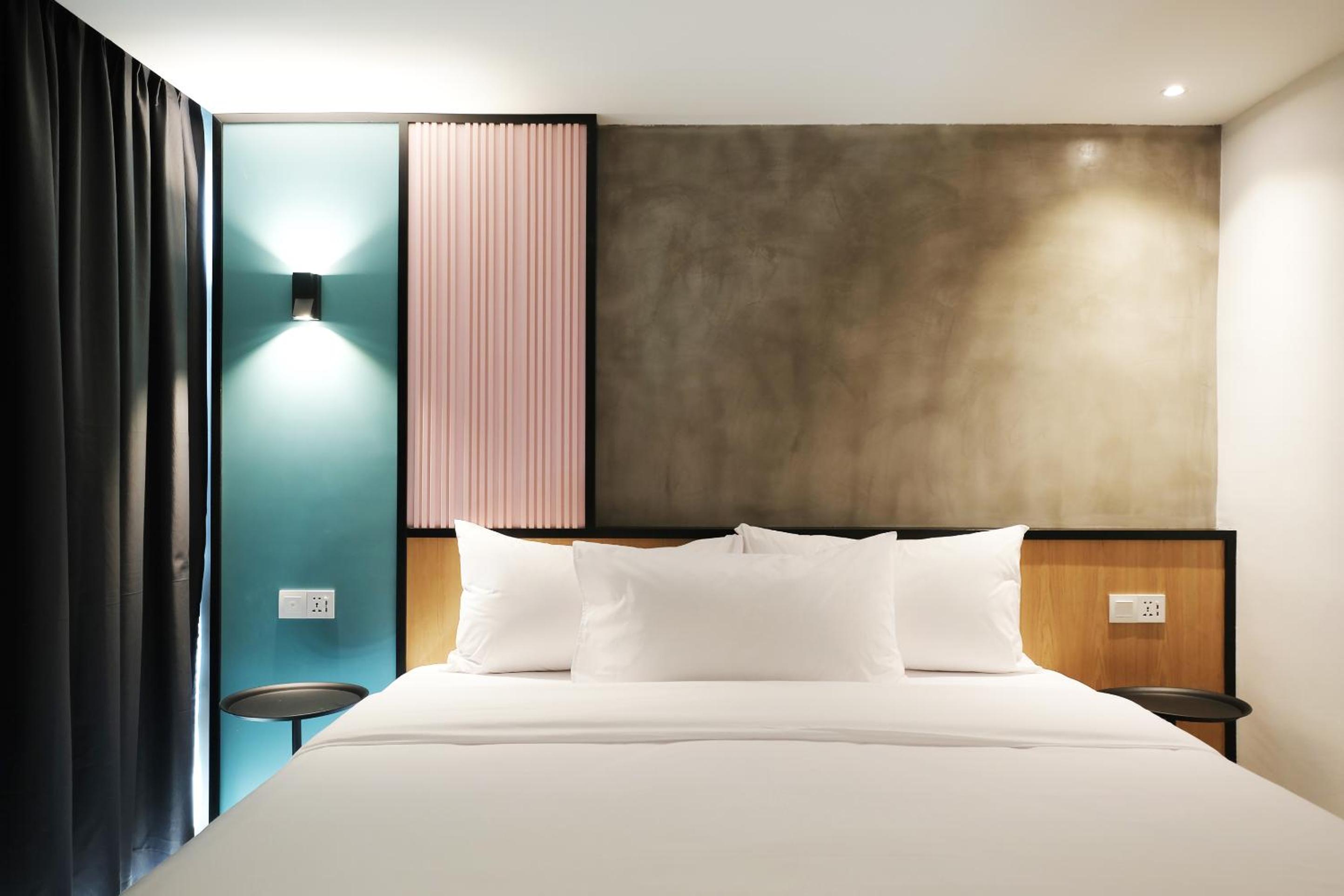 Deluxe King Room - Photo 2