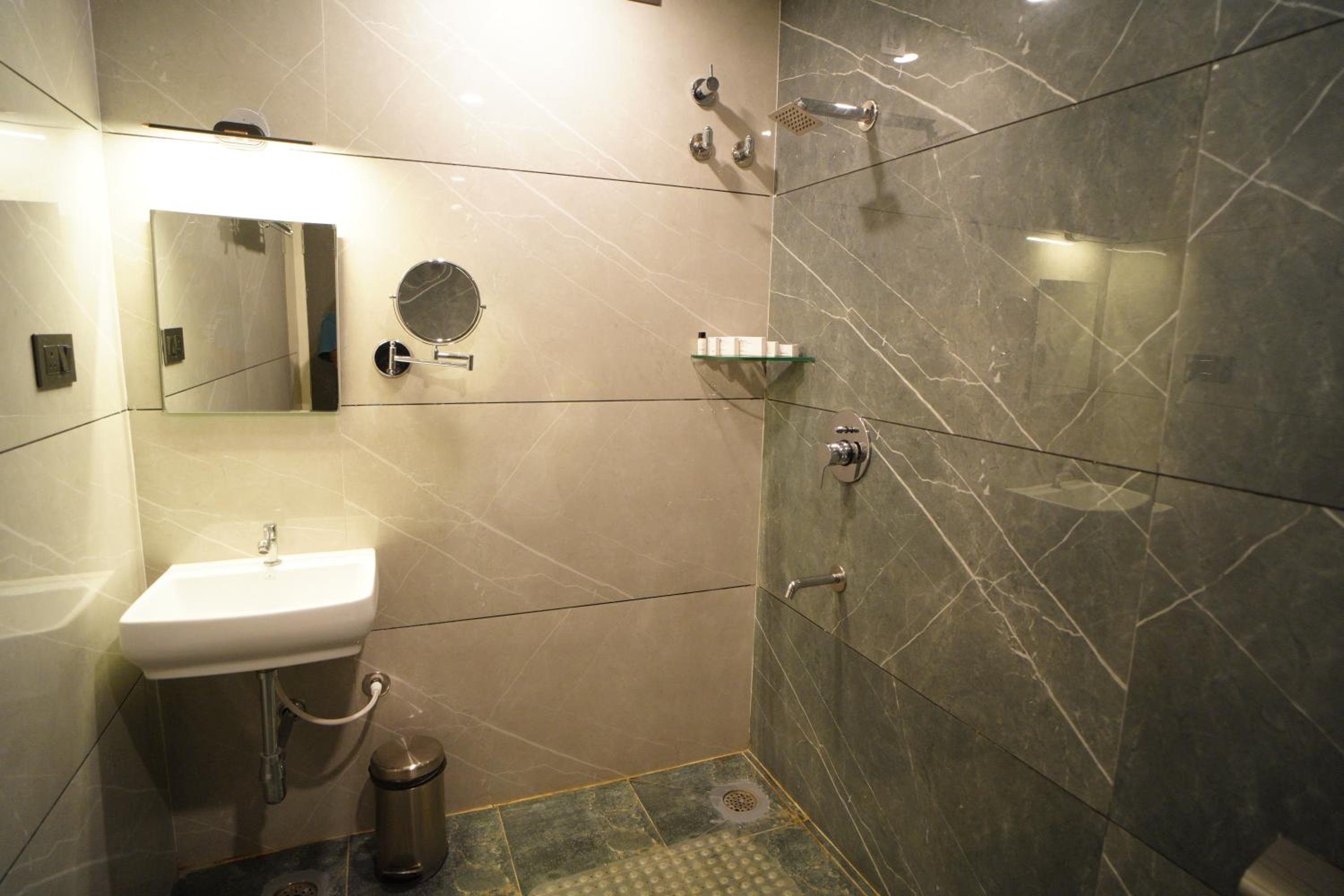 Deluxe Room - Photo 7