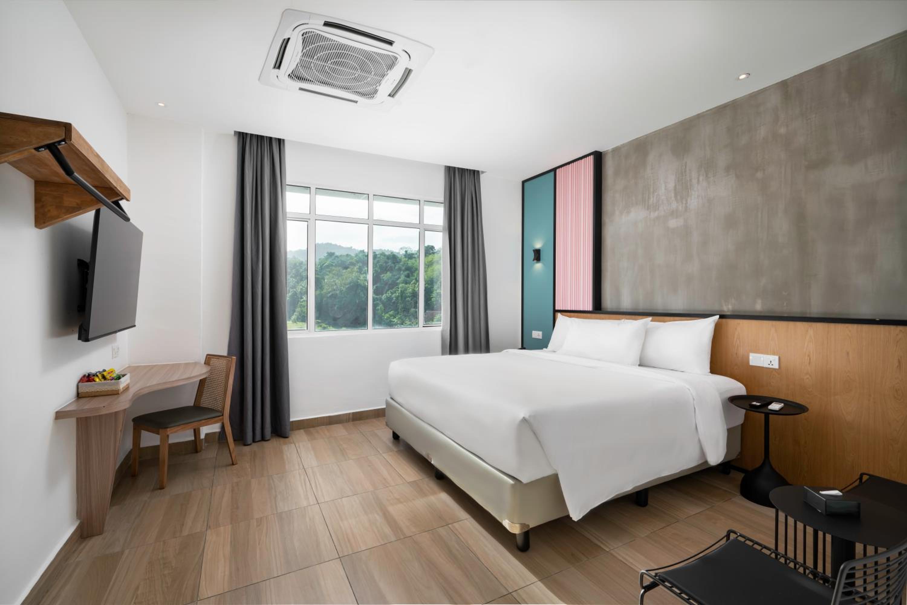 Deluxe King Room - Photo 7