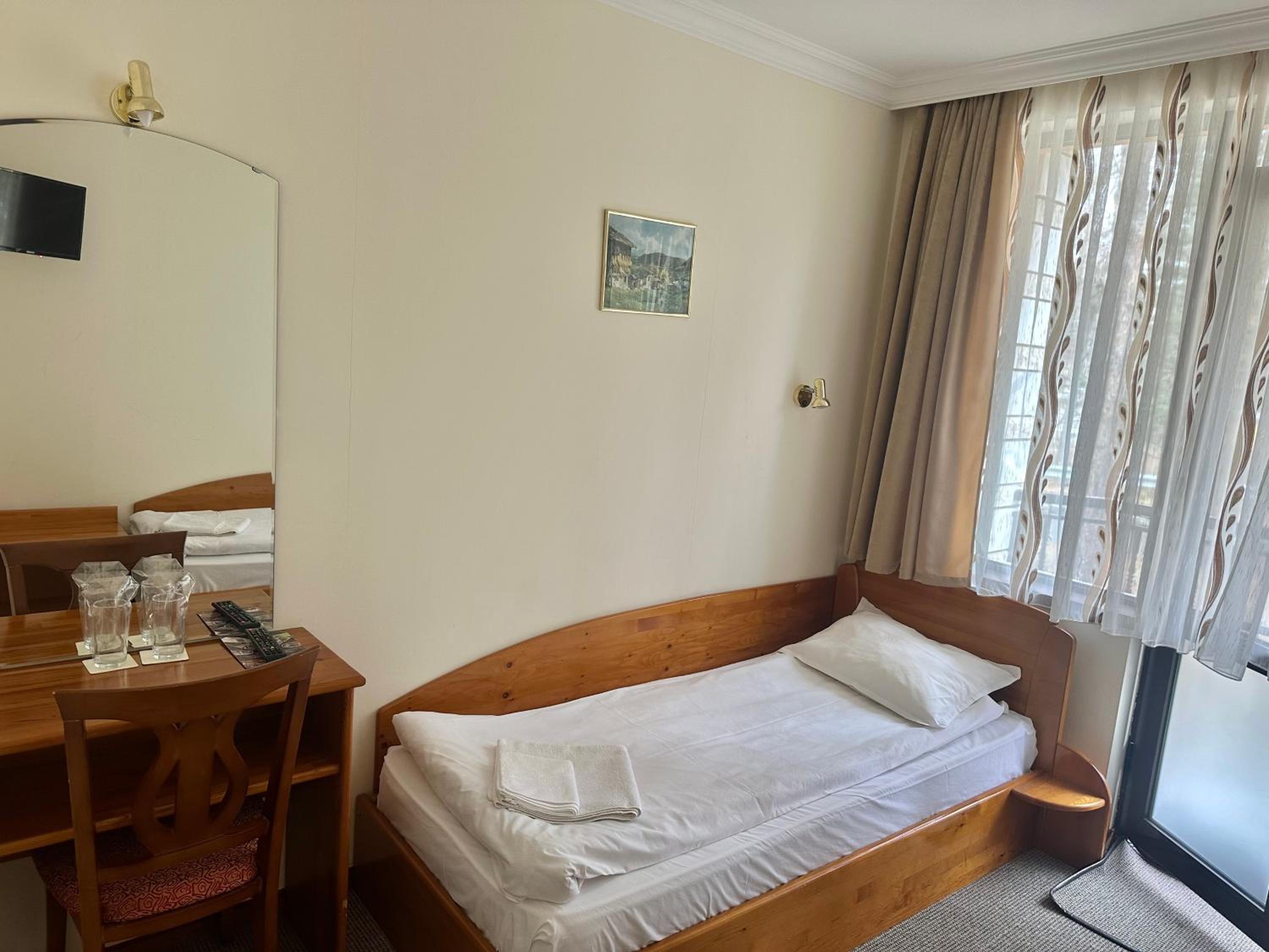 Double or Twin Room with Terrace - Photo 4