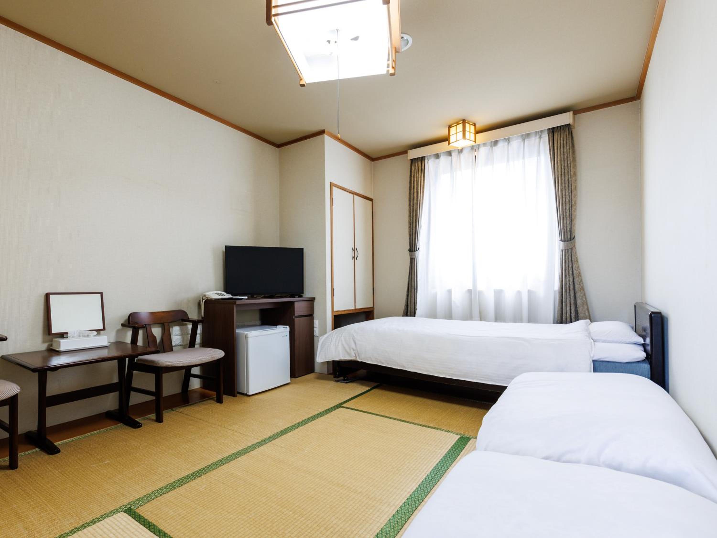 三人共享浴室房