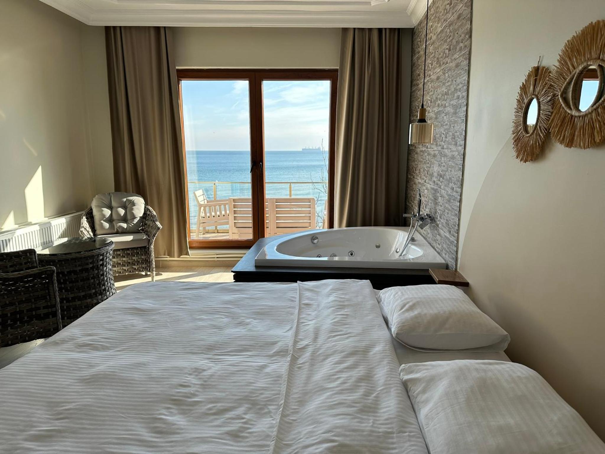 Deluxe Double Room with Balcony and Sea View photo 1