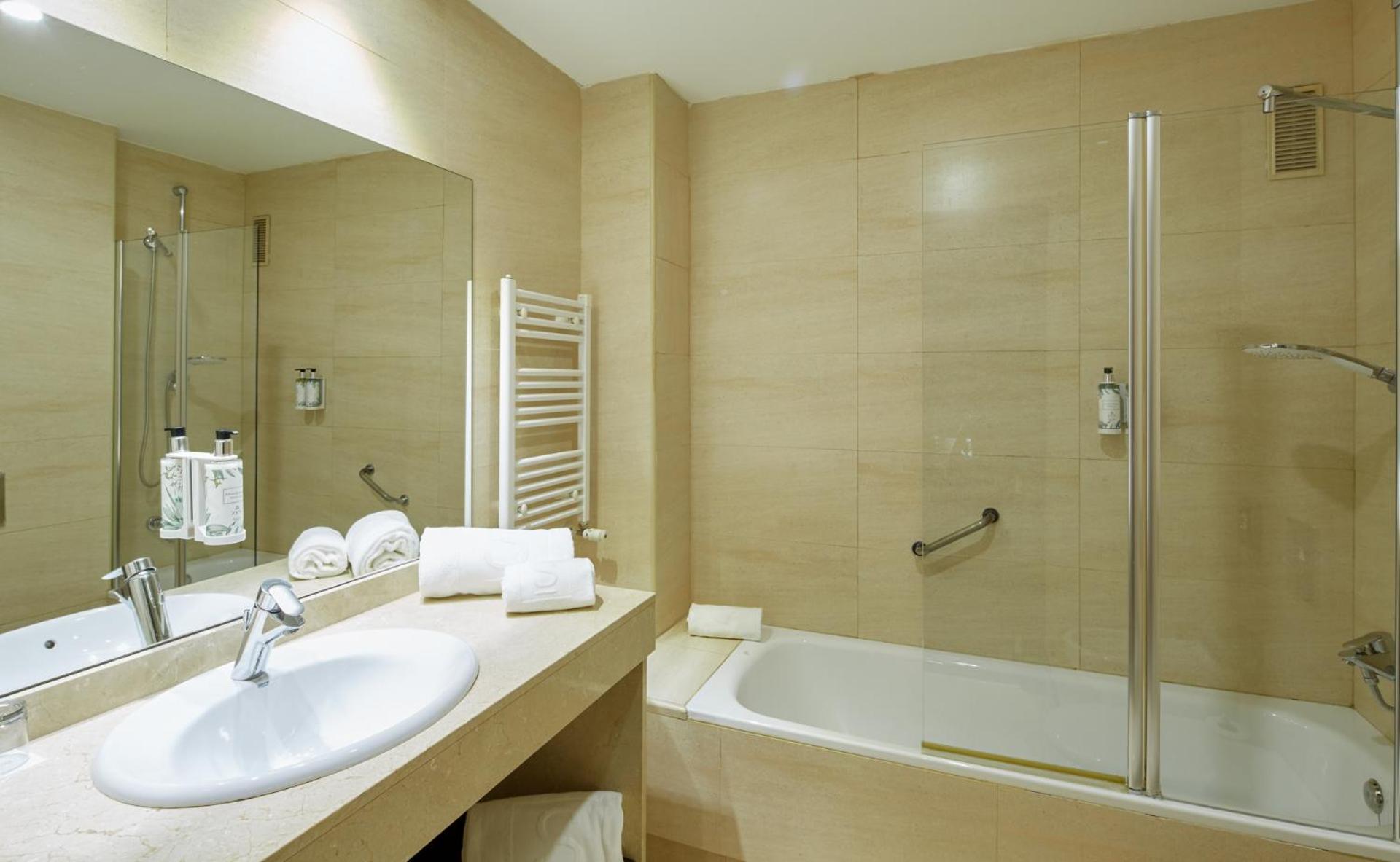 Twin Room - Photo 2