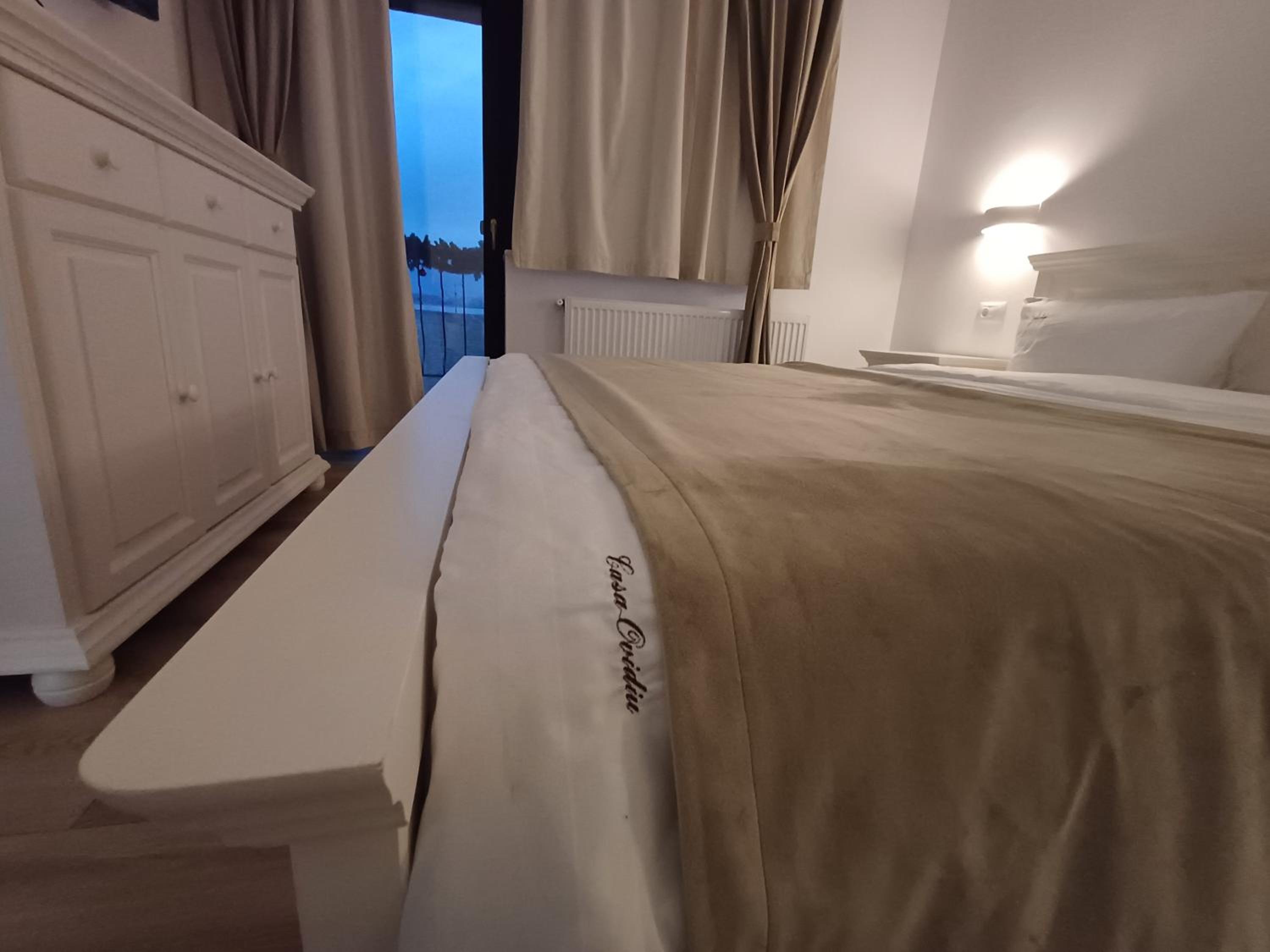 Seven-Bedroom House photo 1