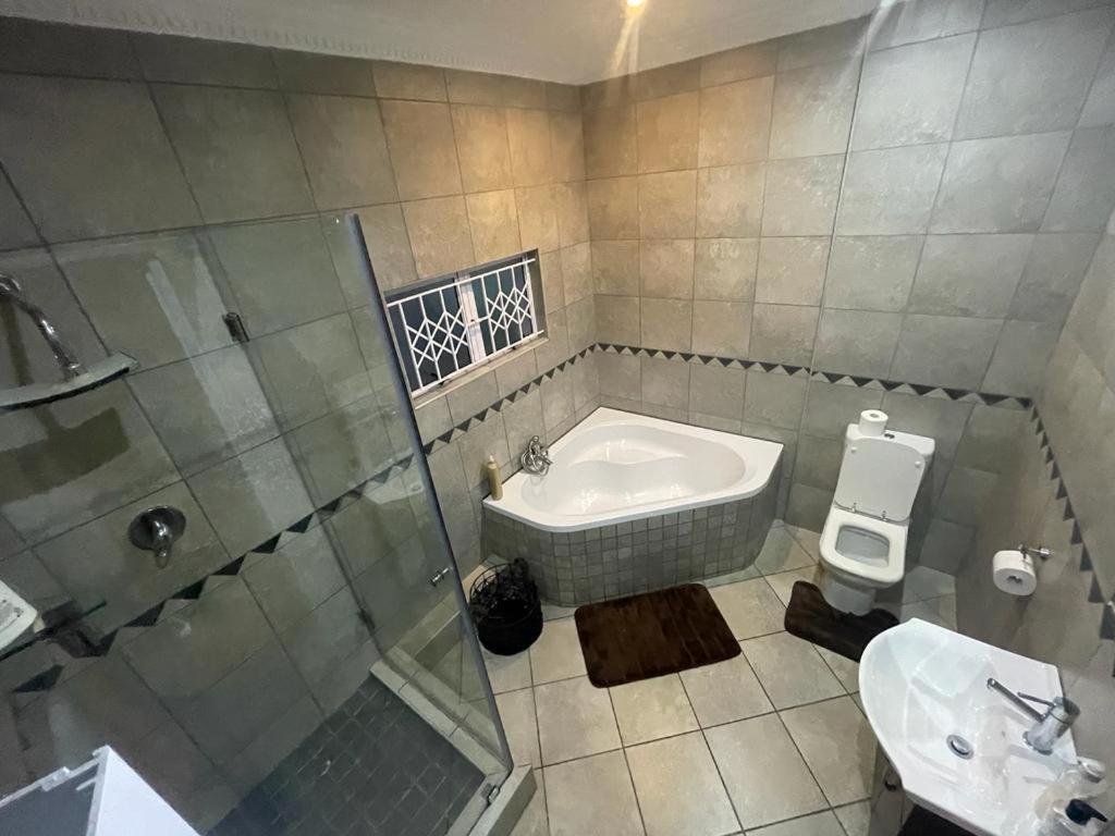 Deluxe Queen Suite - Photo 6