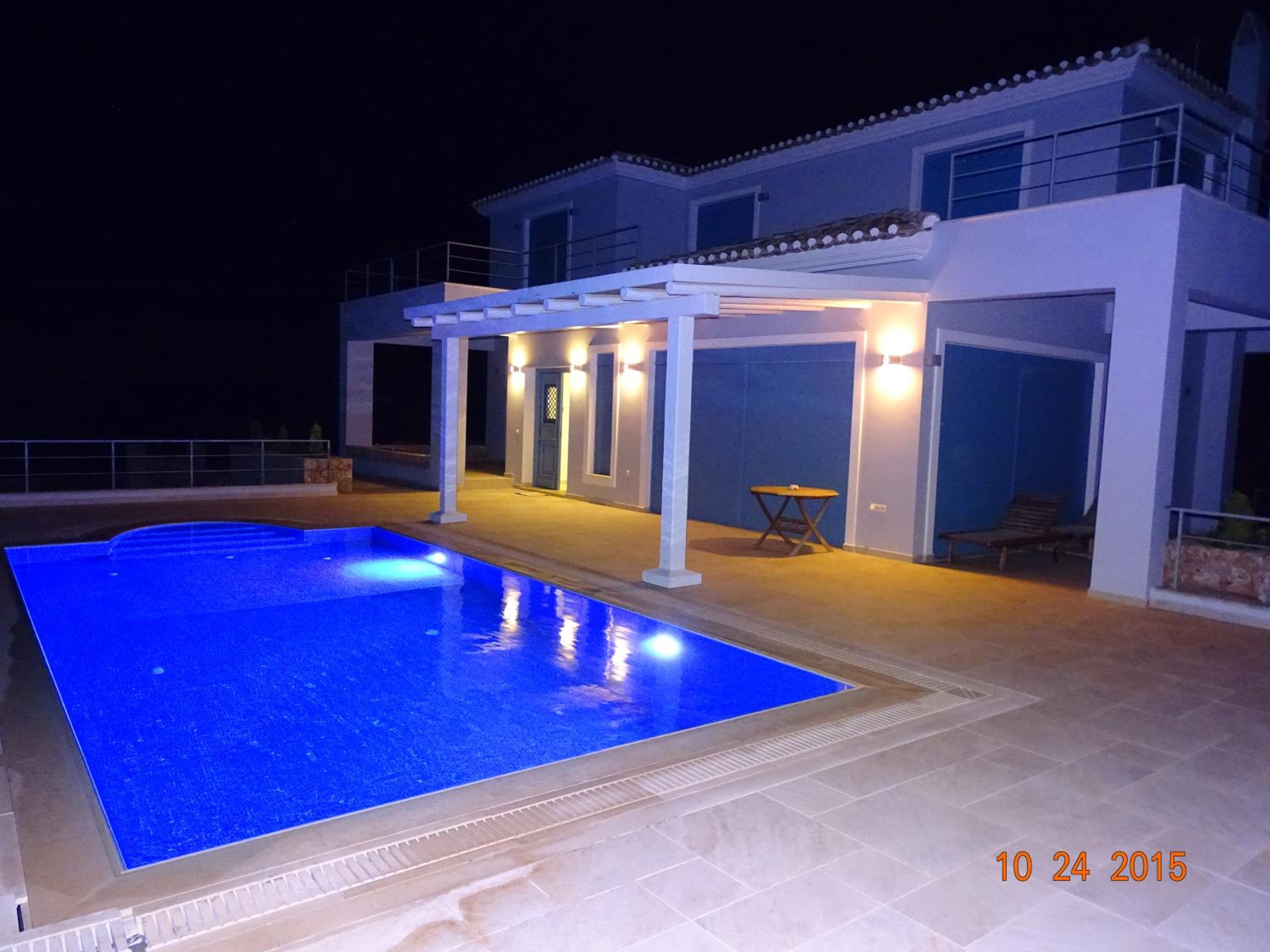 Five-Bedroom House photo 3