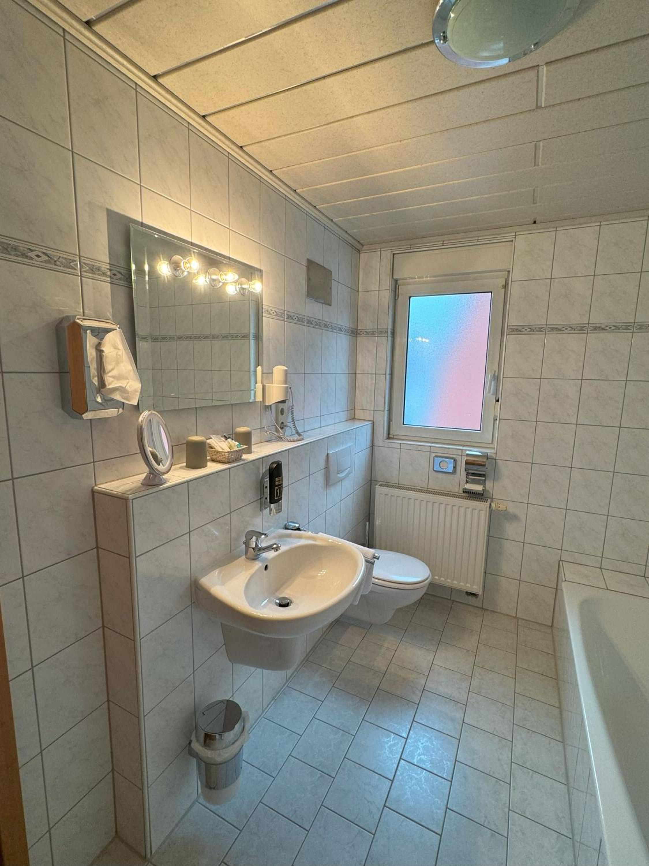 Double or Twin Room - Photo 4