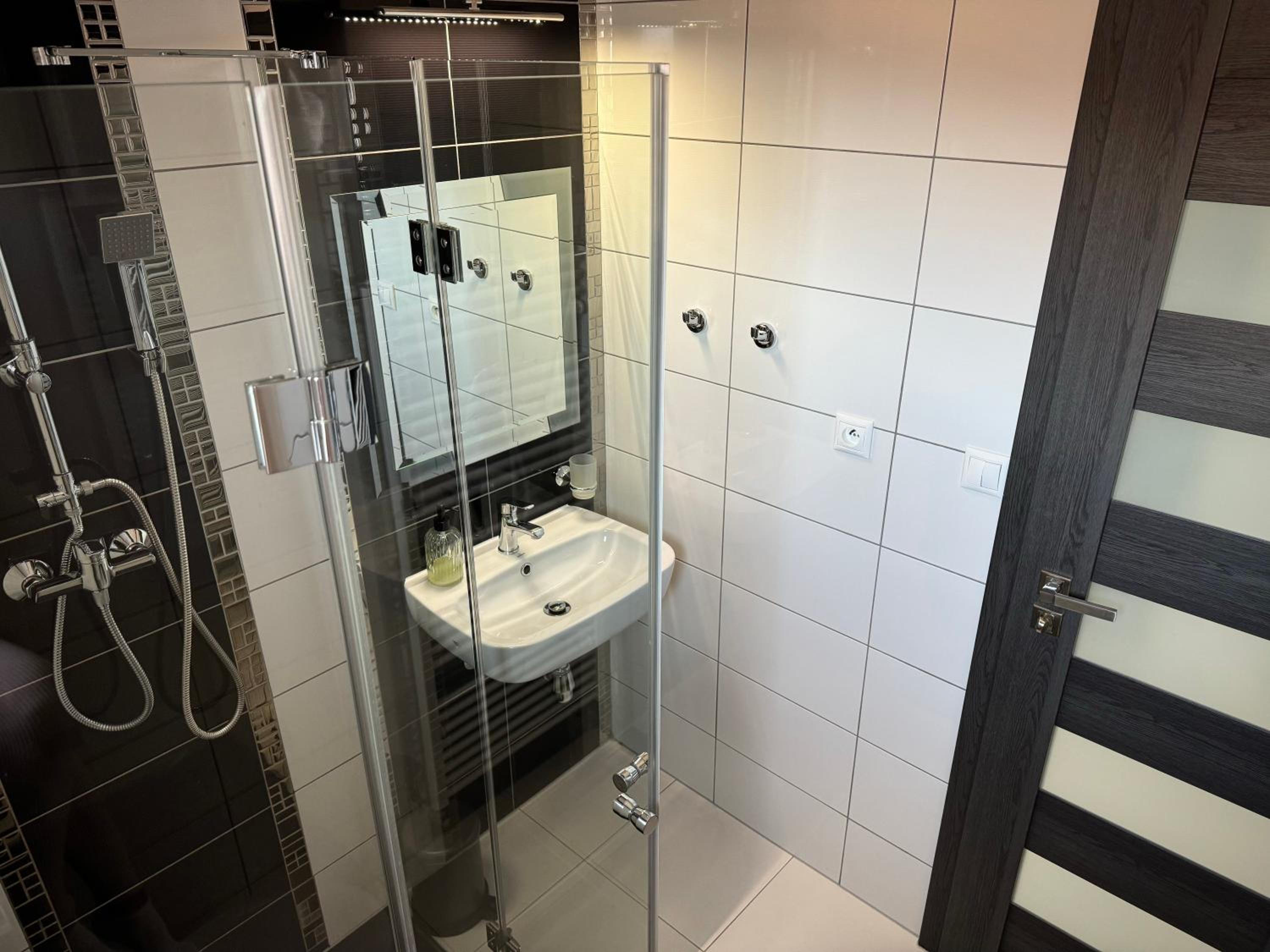 Standard Double or Twin Room - Photo 7
