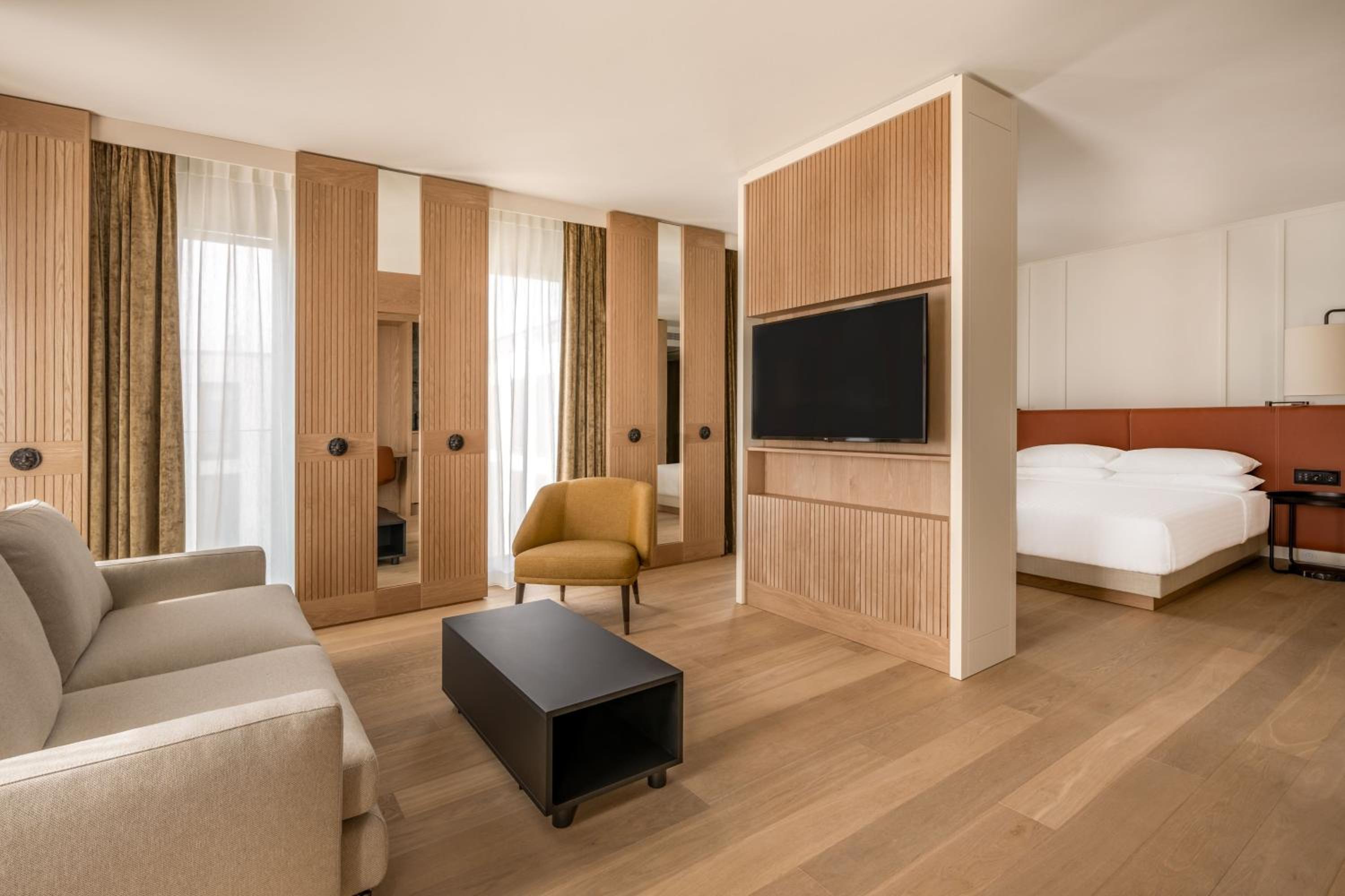 Superior Suite - Club Lounge Access