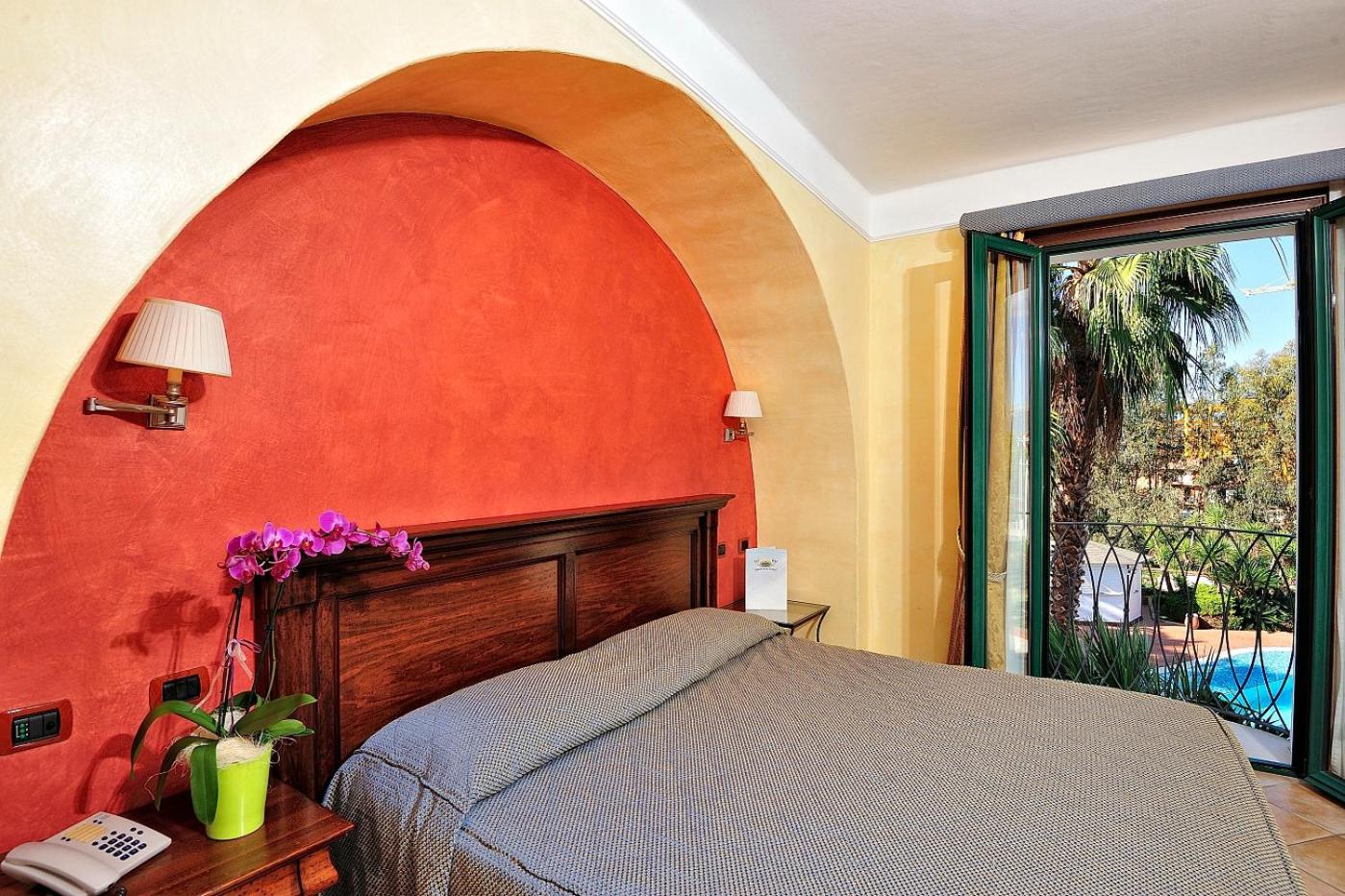 Double Room with Pool View - Photo 6