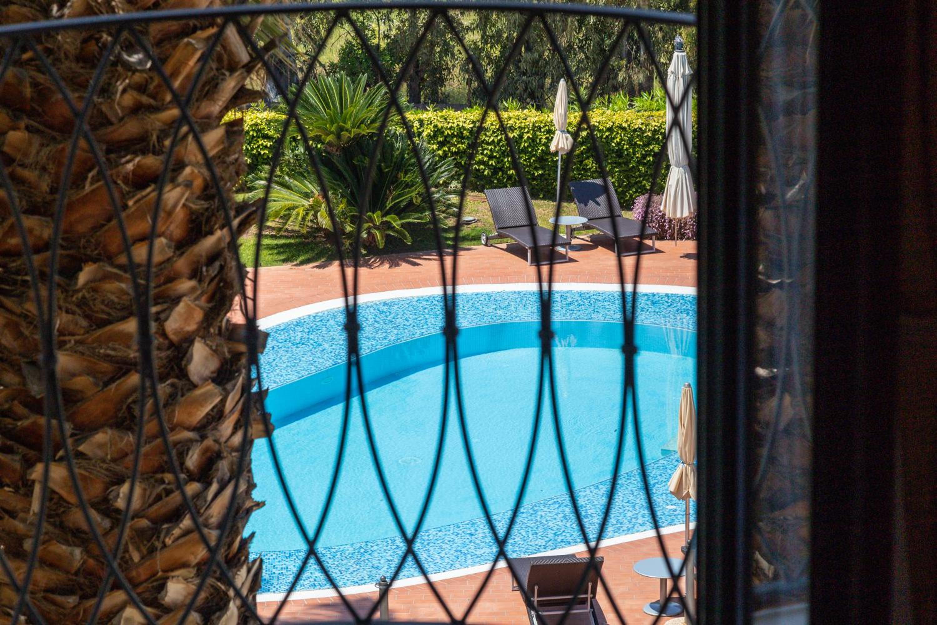 Double Room with Pool View - Photo 3