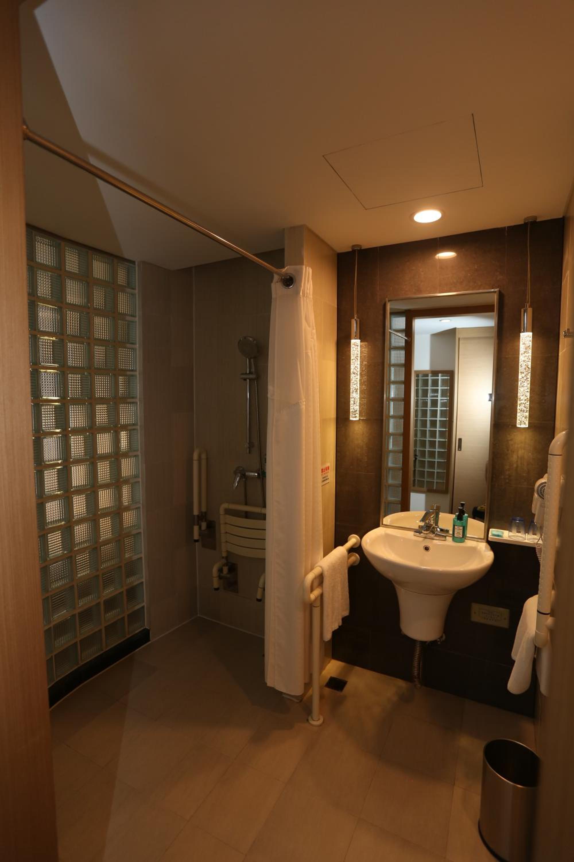 Queen Room - Accessible - Photo 4