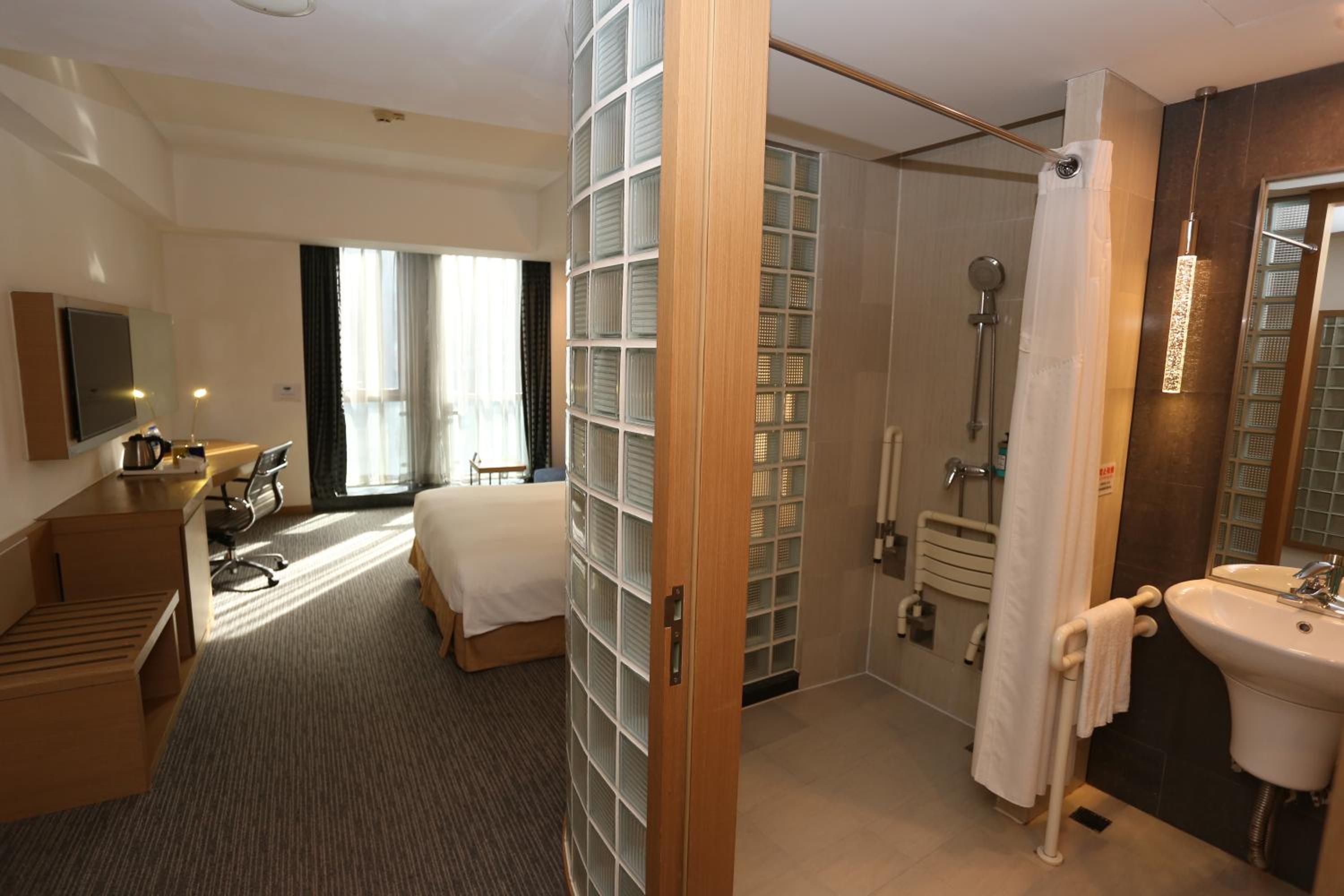 Queen Room - Accessible - Photo 3