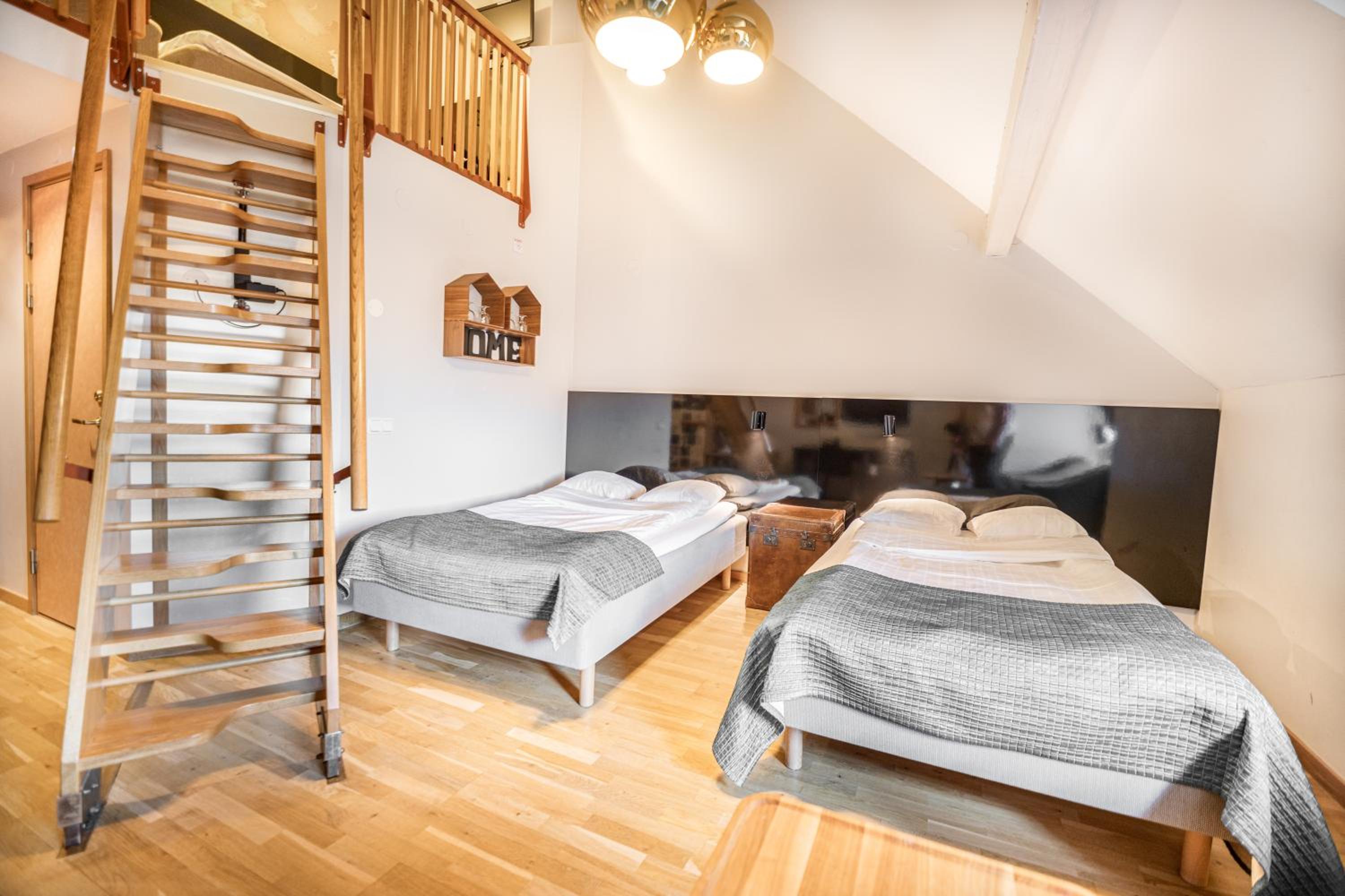 Family Room with Four Single Beds - Loft - Photo 4