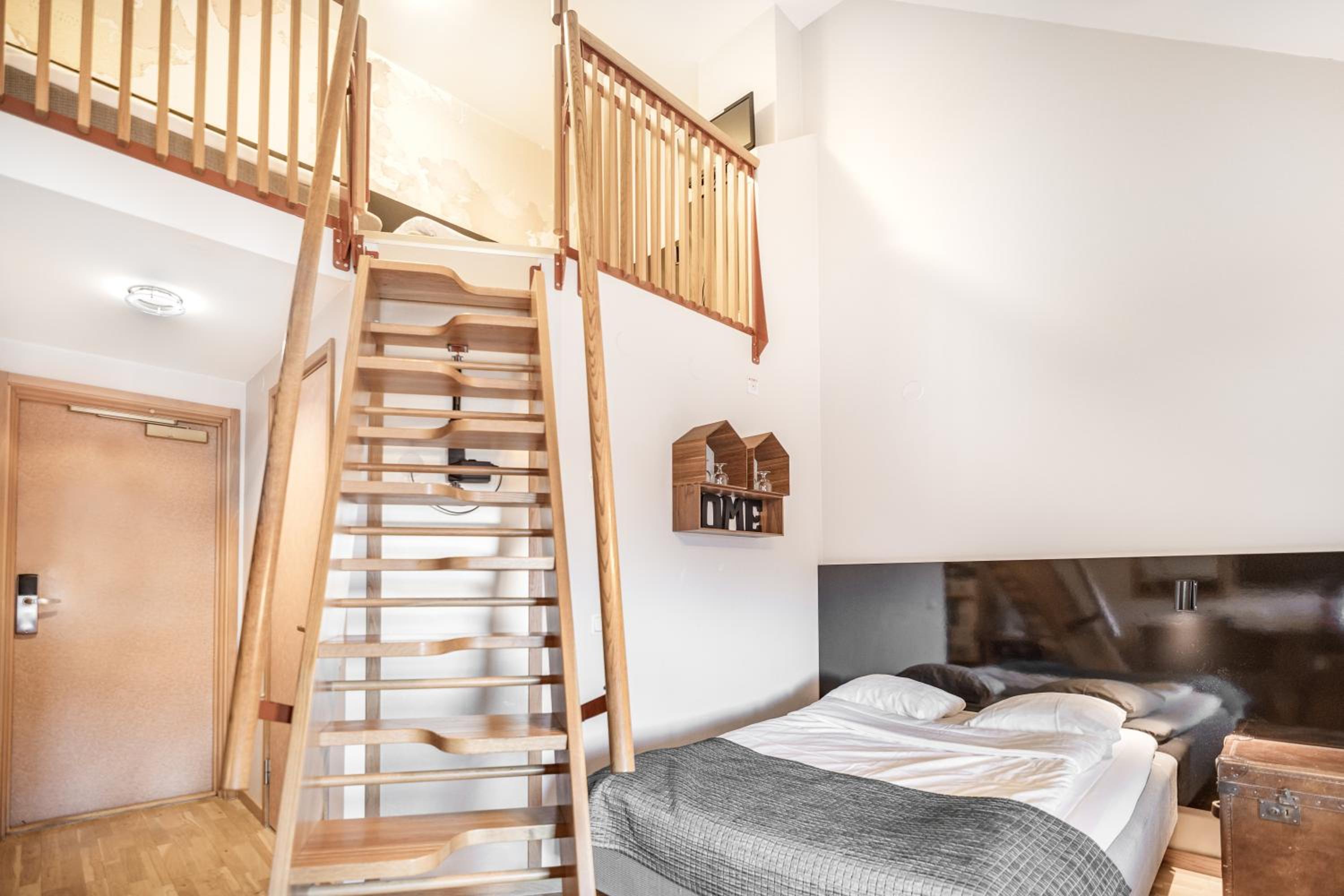 Family Room with Four Single Beds - Loft - Photo 2