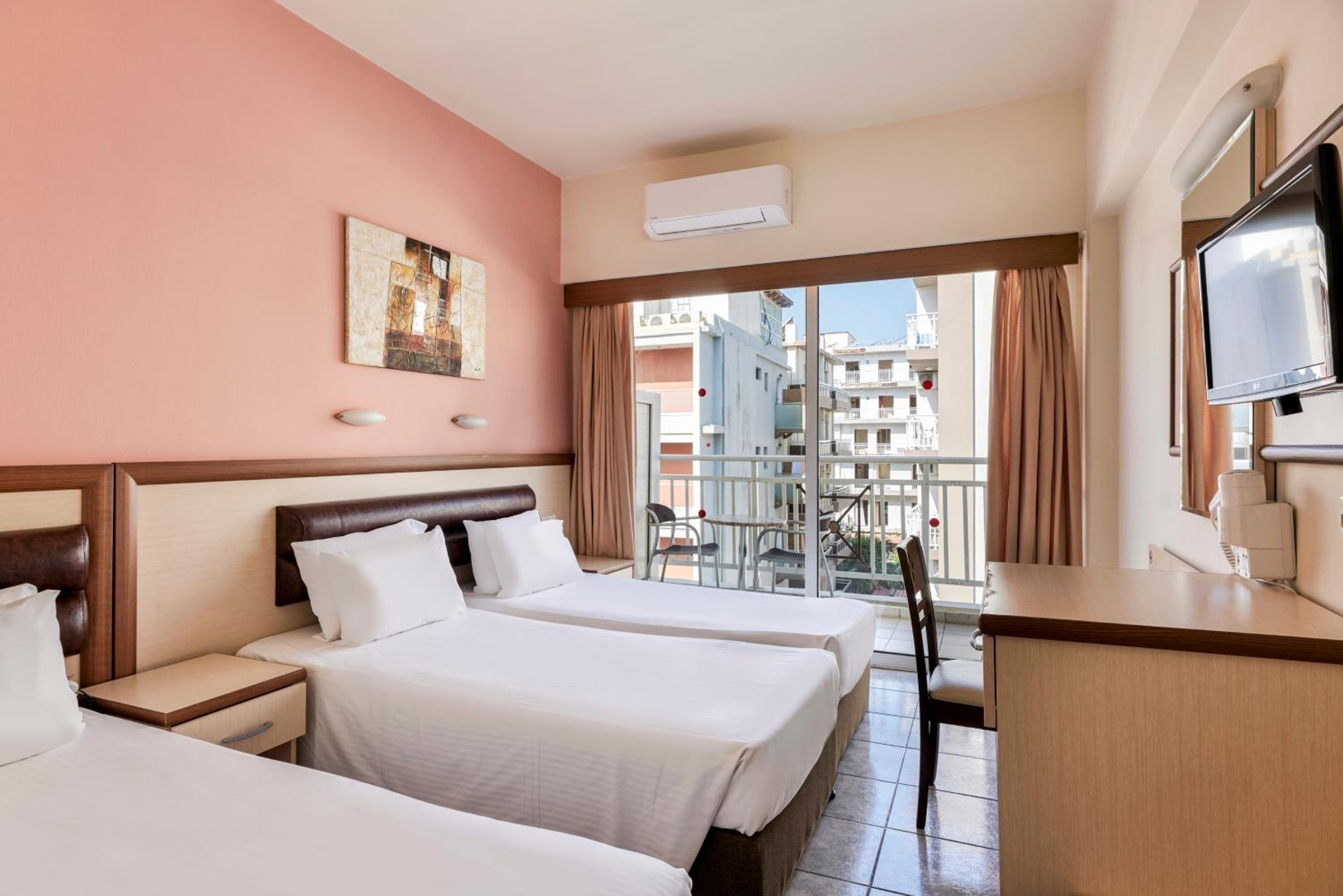 Triple Room (2 Adults + 1 Child) - Photo 1