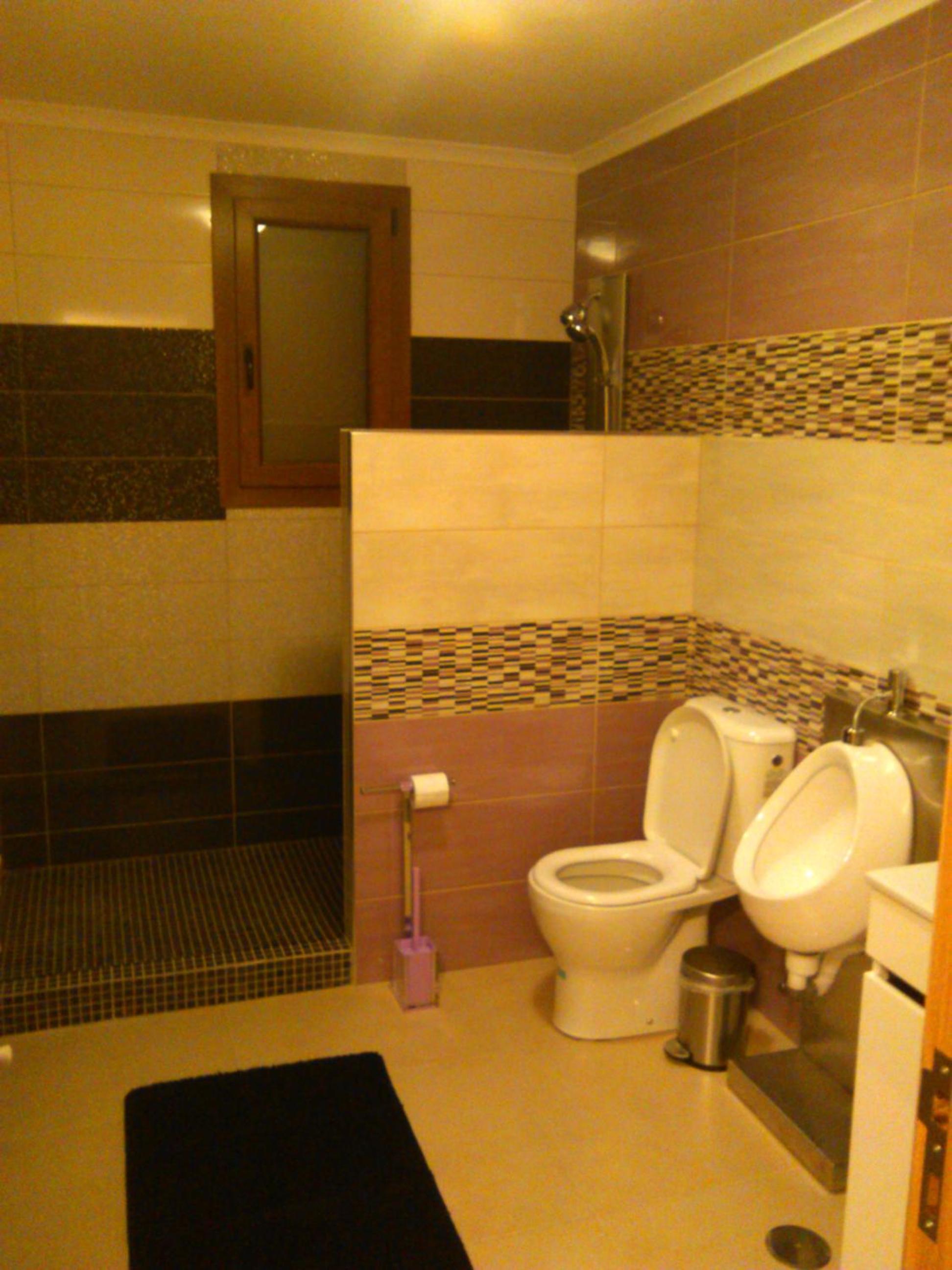 Six-Bedroom House - Photo 21