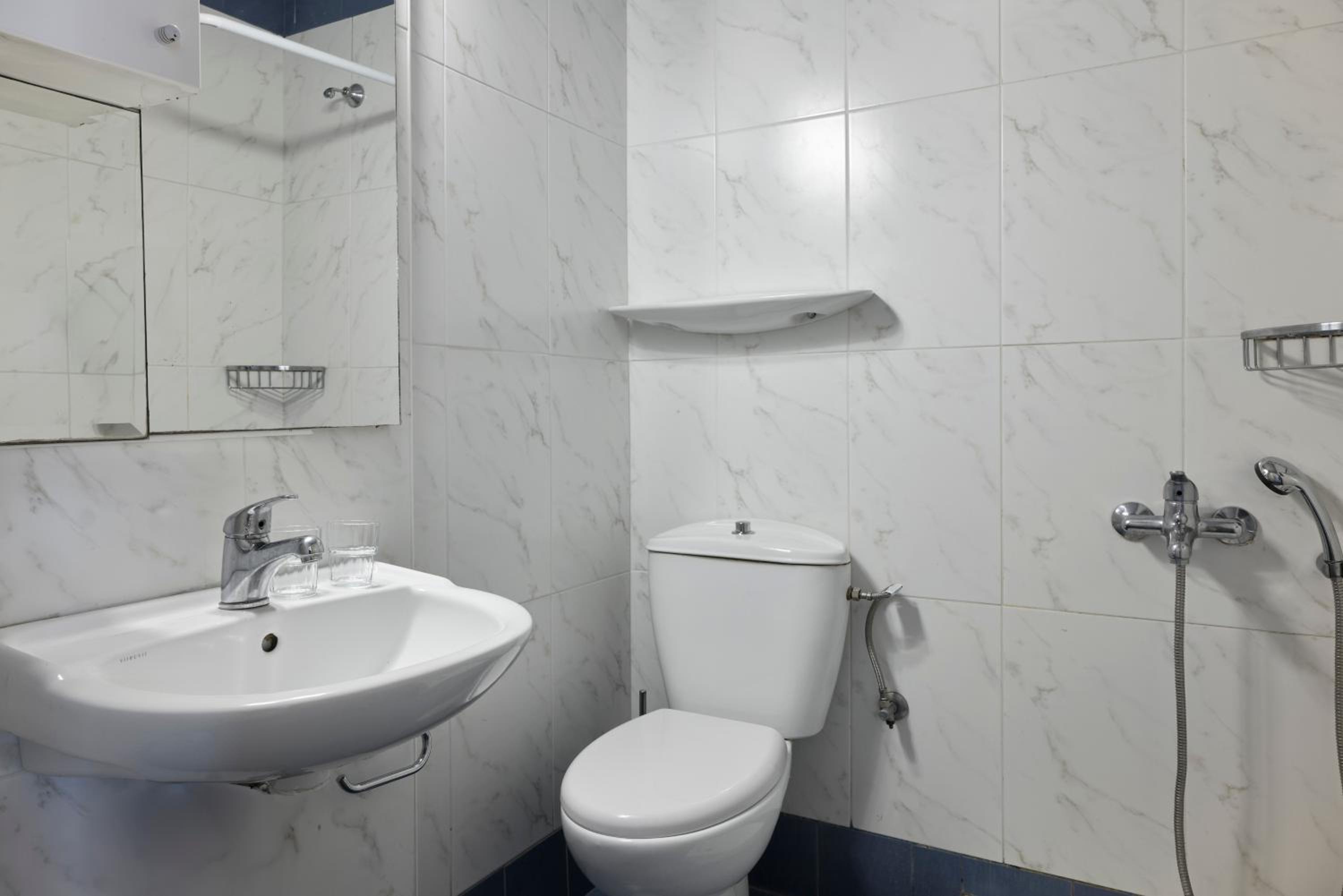 Triple Room (2 Adults + 1 Child) - Photo 2