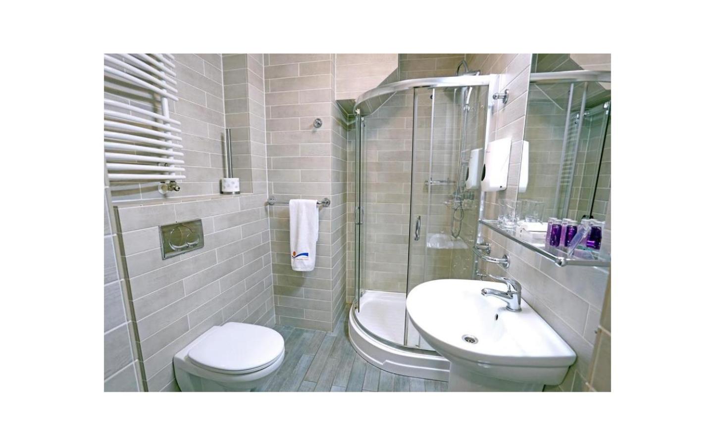 Double or Twin Room - Photo 4