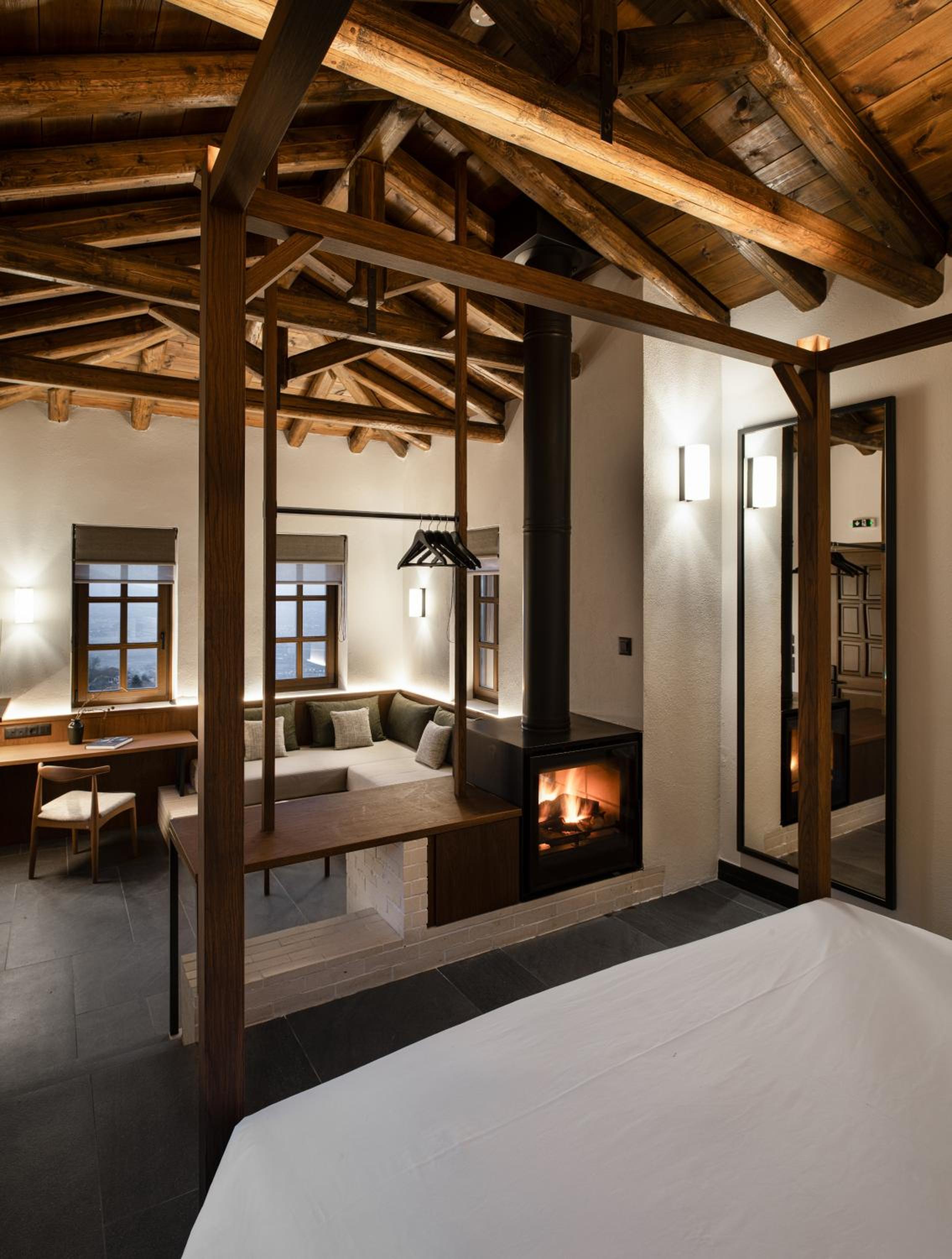 	Junior Suite with Fireplace - Mountain & Sea View - Photo 8