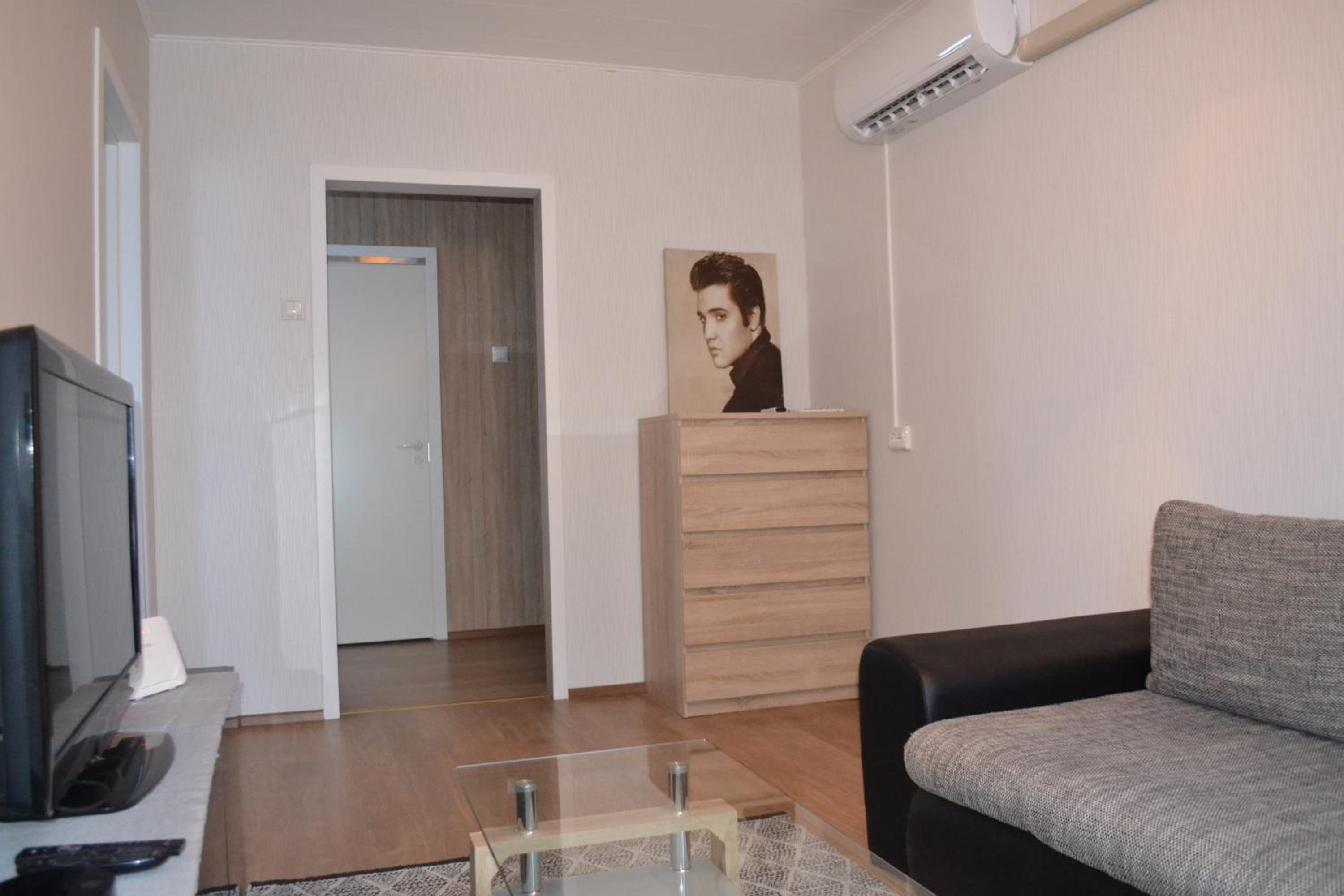 One-Bedroom Apartment - Photo 8