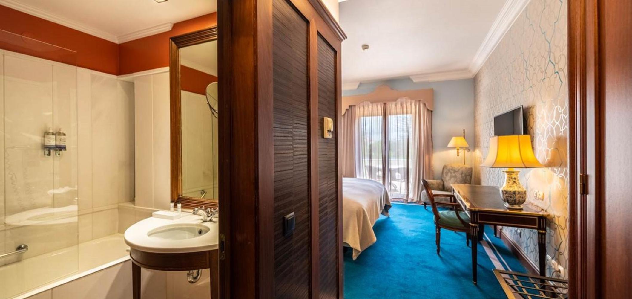 Premium Room with Balcony - Photo 4