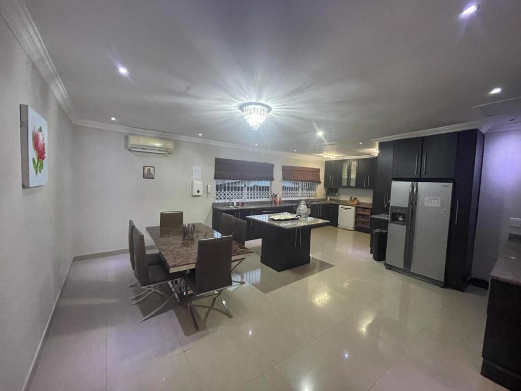 Deluxe Family Suite - Photo 10