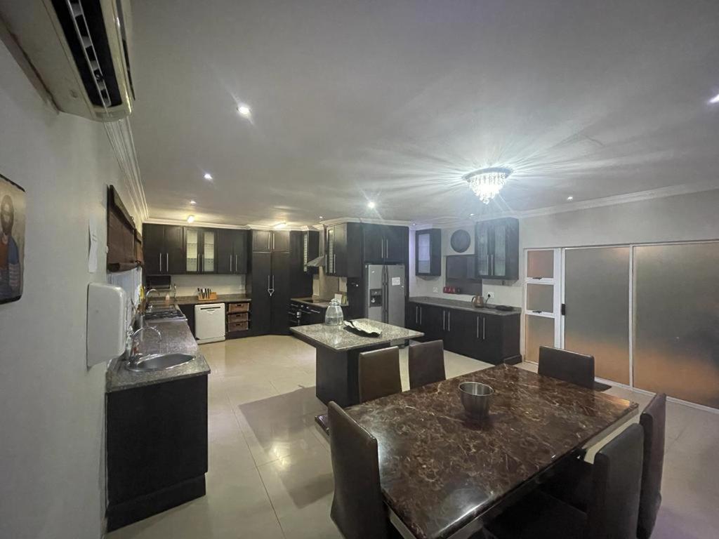 Deluxe Family Suite - Photo 11