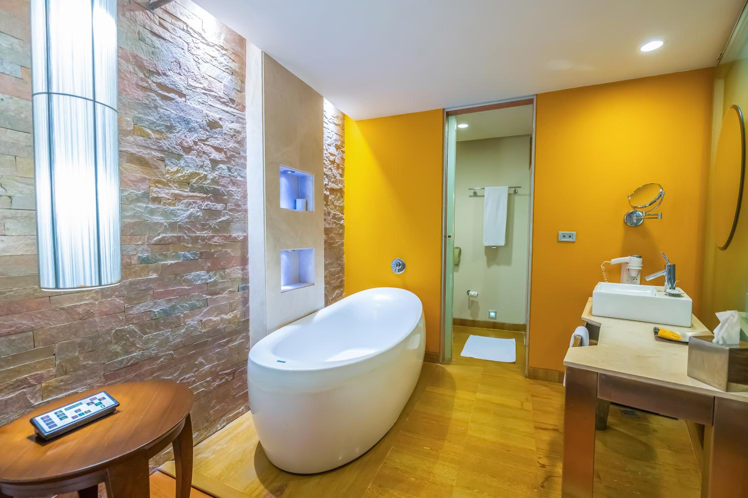 Premier Room with Bathtub with 15% discount on Food & Soft Beverages - Photo 9